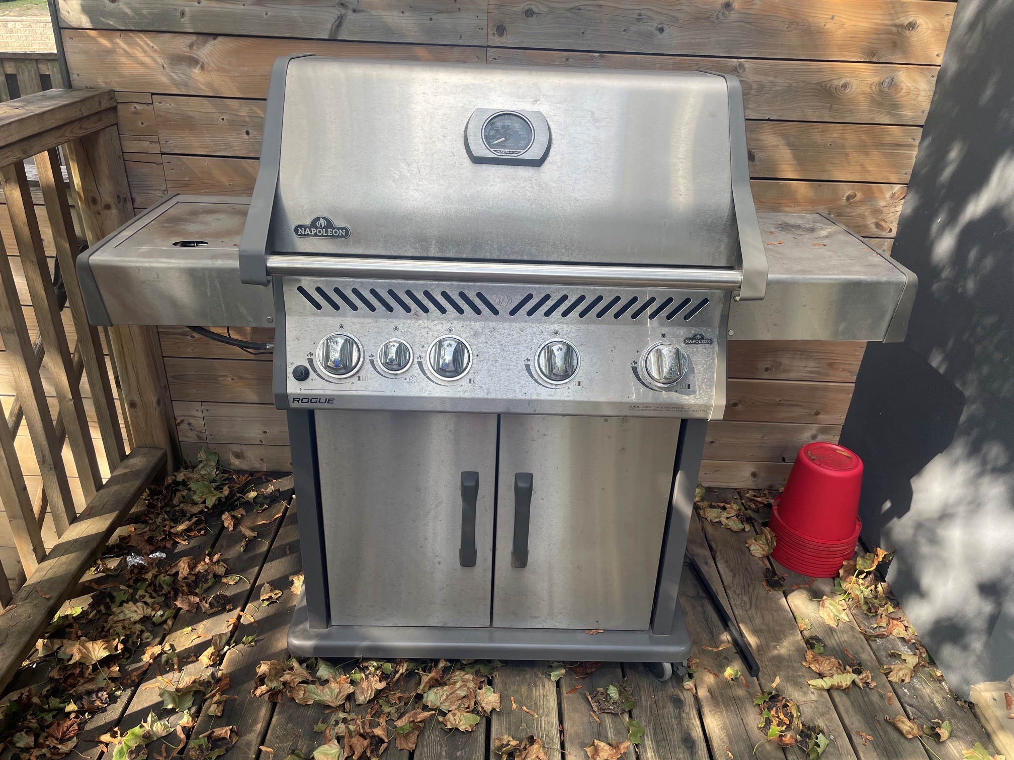 Napoleon Rogue Gas Grill - Model 525