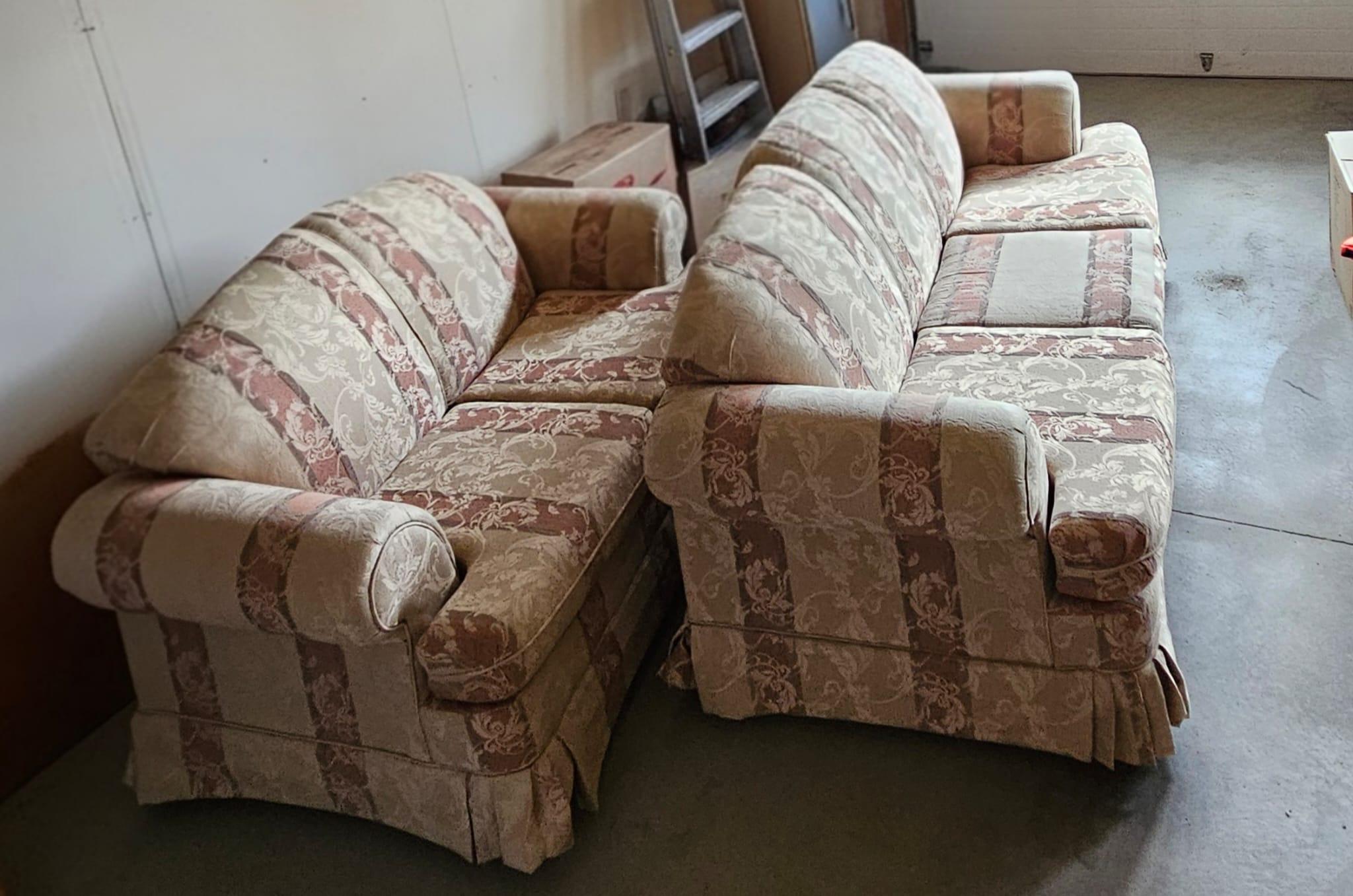 Clean Sofa & Loveseat Set (No Pets/No Smoke) - Winnipeg - photo 3