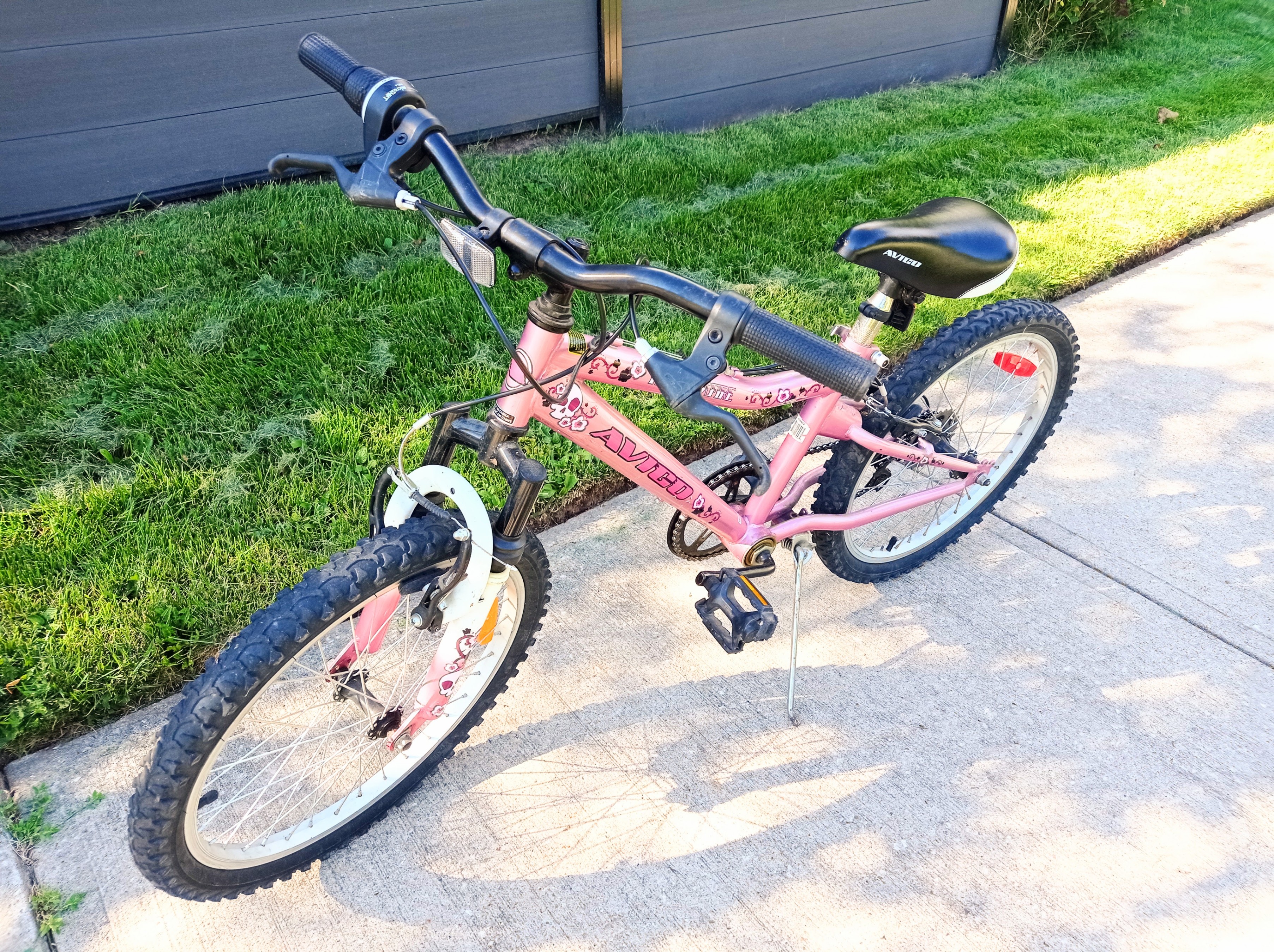 Avigo "Hearts Afire" Girls Bike – 20" Wheels – Pink - photo 3