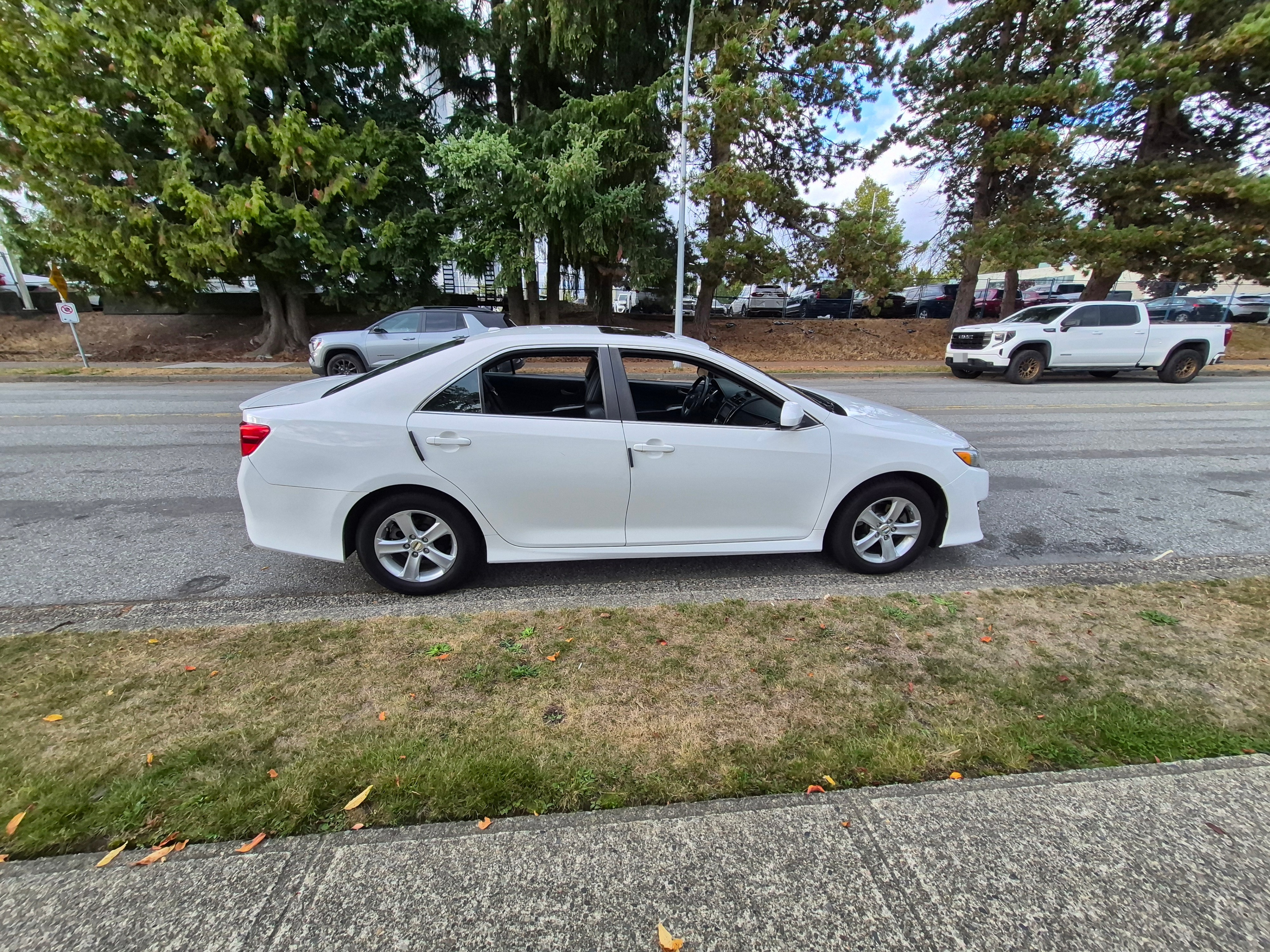 2014 Toyota Camry SE 4-Cyl - Clean Title - Winter Tires & Rims - photo 3