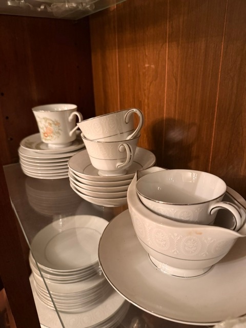 78 Piece China Set - photo 2