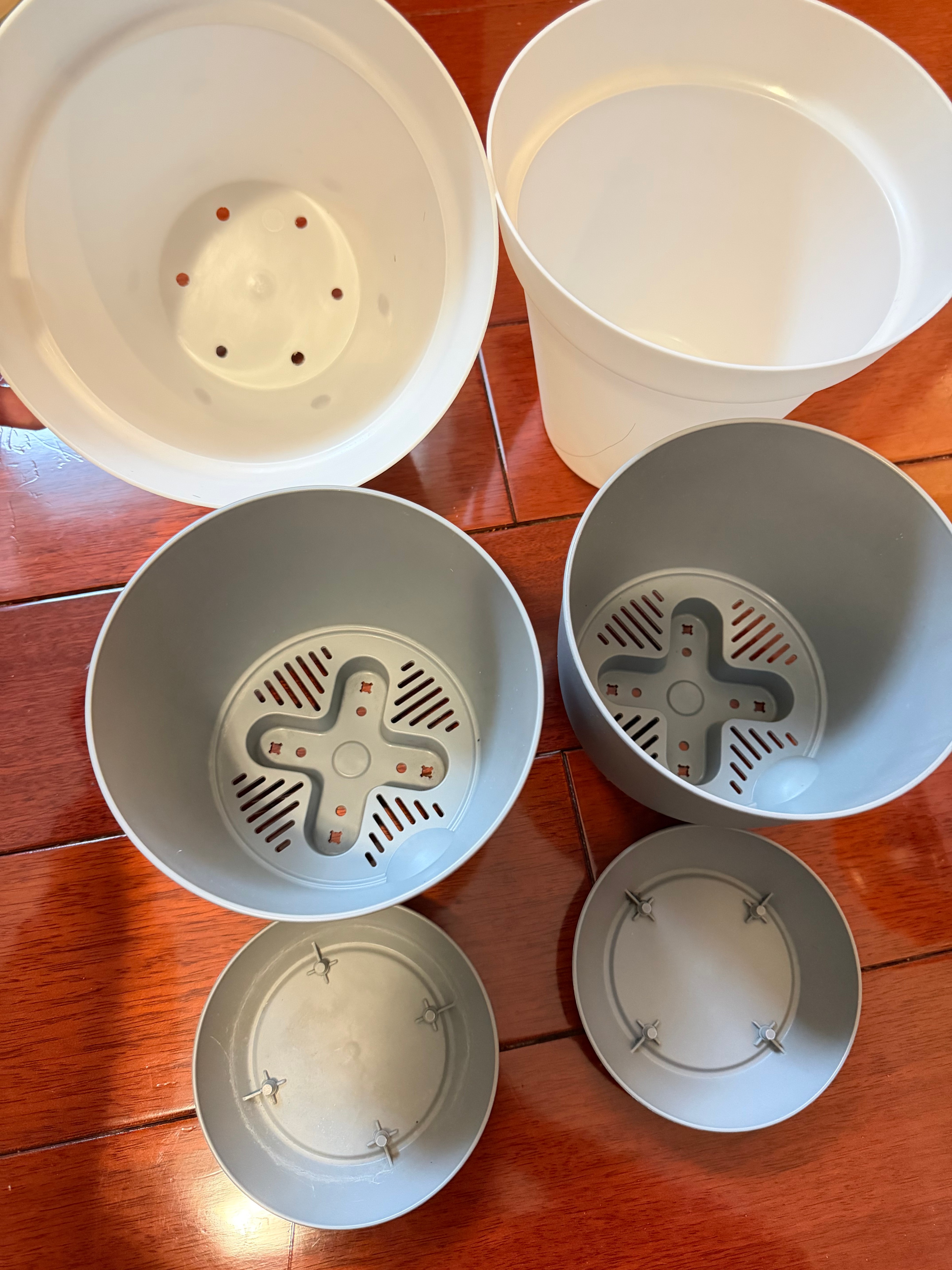 Set of 4 Plastic Plant Pots with Drainage – Grey & White