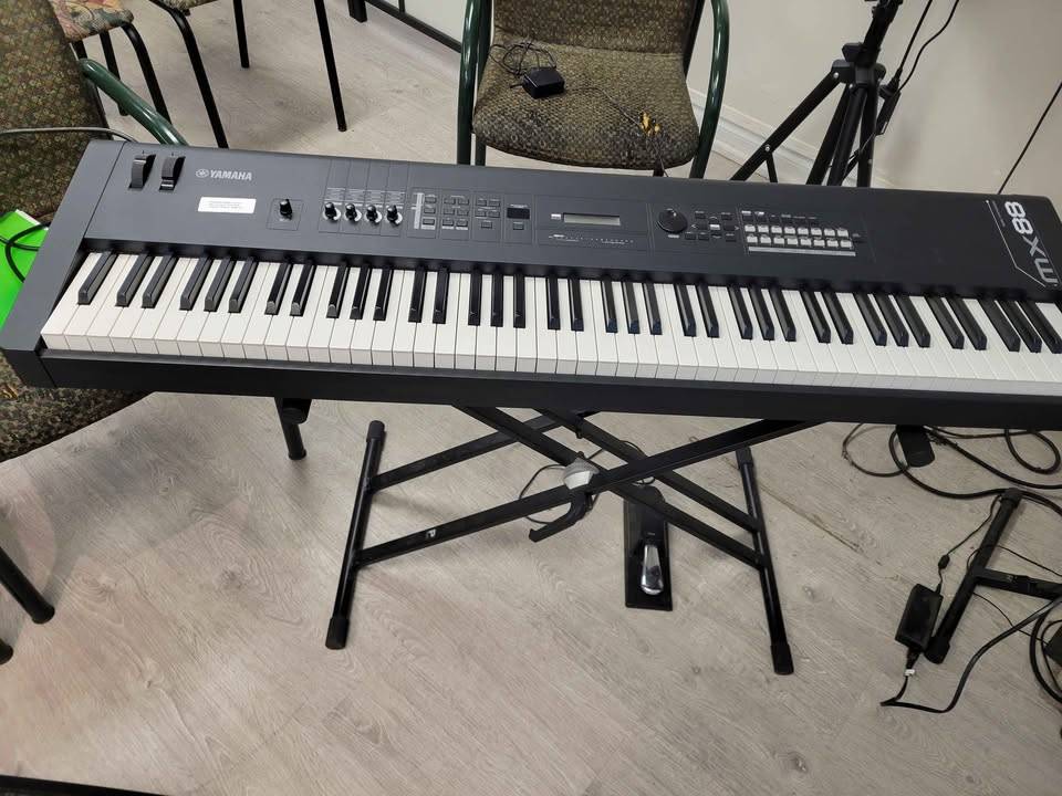 Yamaha MX88 88-Key Weighted Action Synthesizer + stand