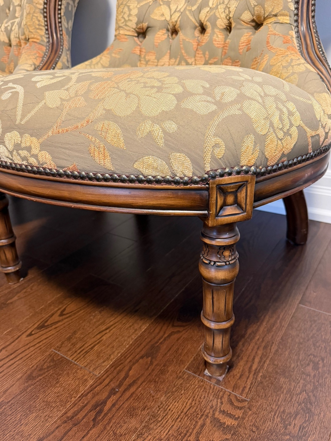 Vintage style upholstered sofa chair - photo 2