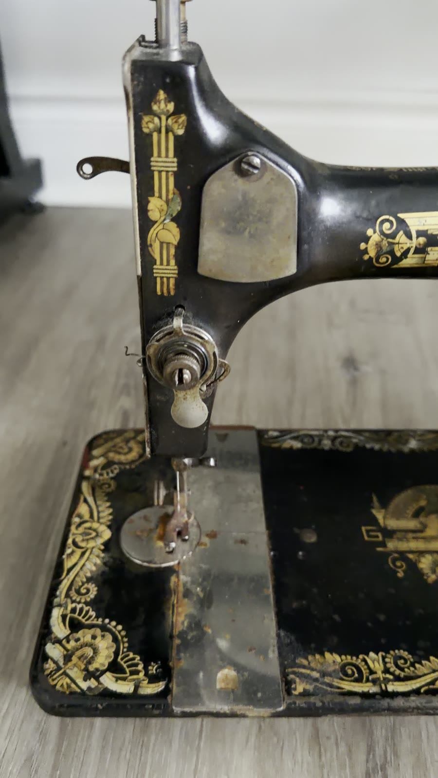 Antique Singer Sewing Machine – Sphinx Decals, Serial B788826 - photo 5