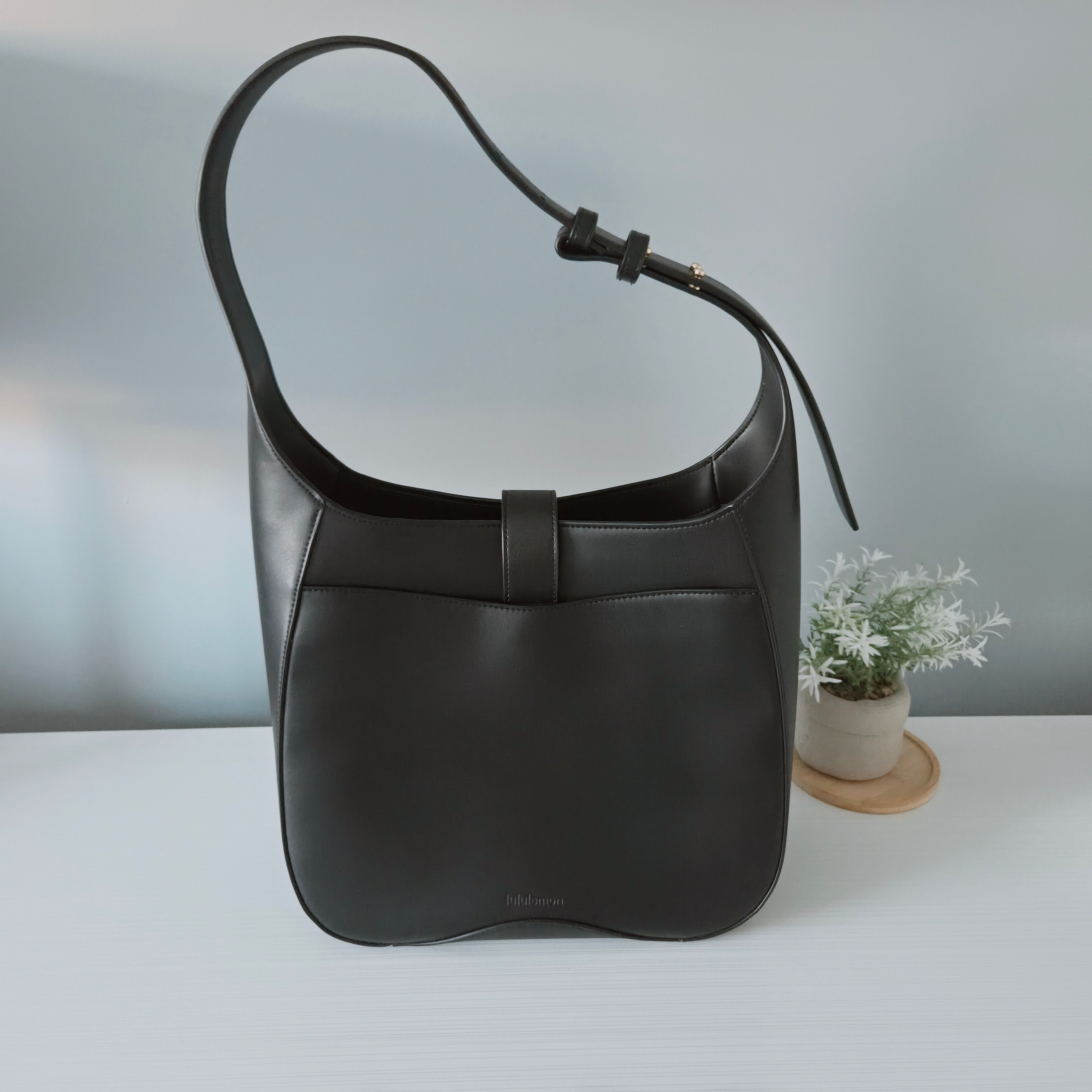 Lululemon Black & Gold Shoulder 8-Litre Bag - Pre-Loved! ✨ - photo 2