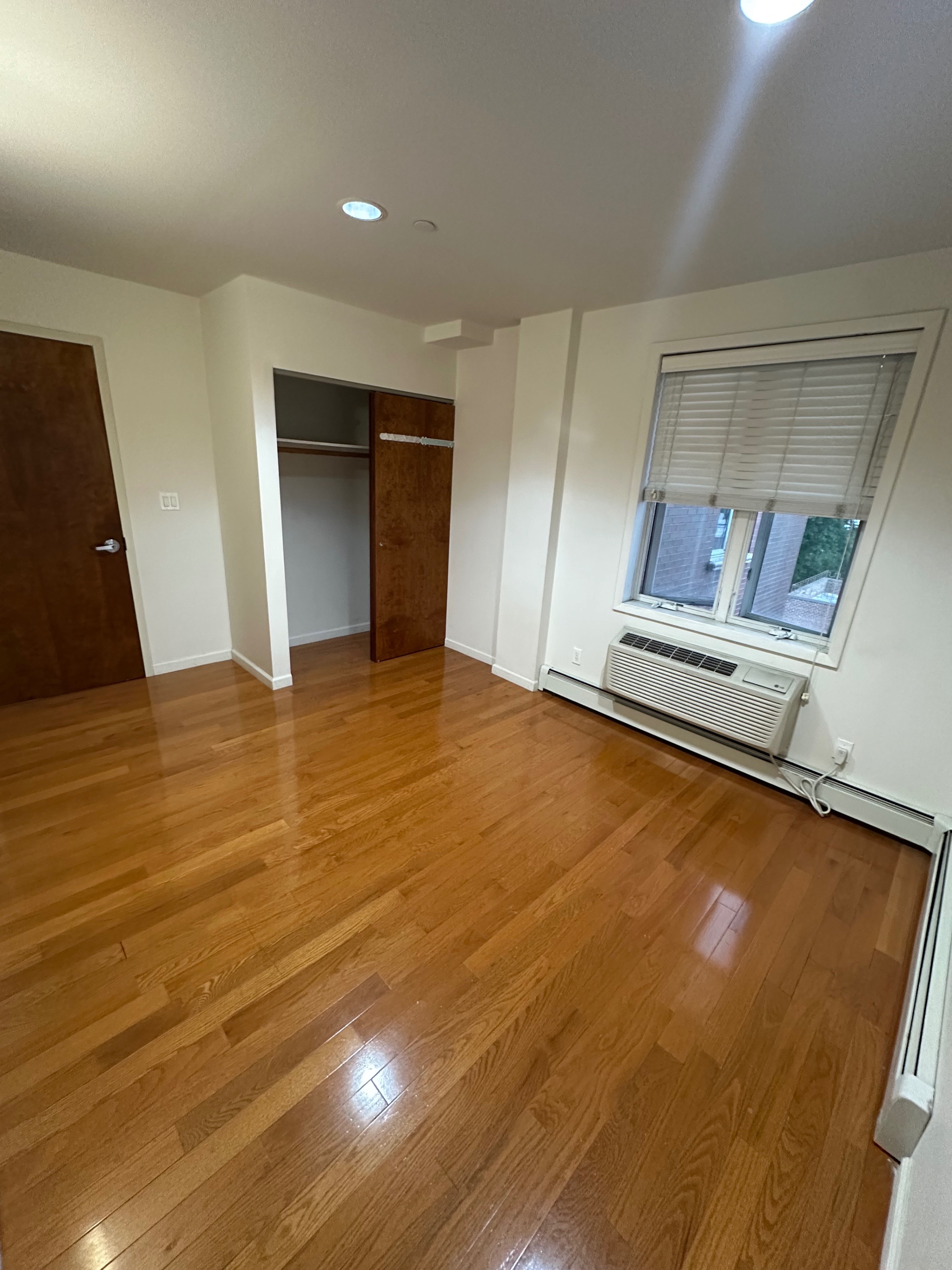 MURRAY HILL - BEDROOM - PERSONAL BATHROOM/SHOWER - LAUNDRY - photo 2