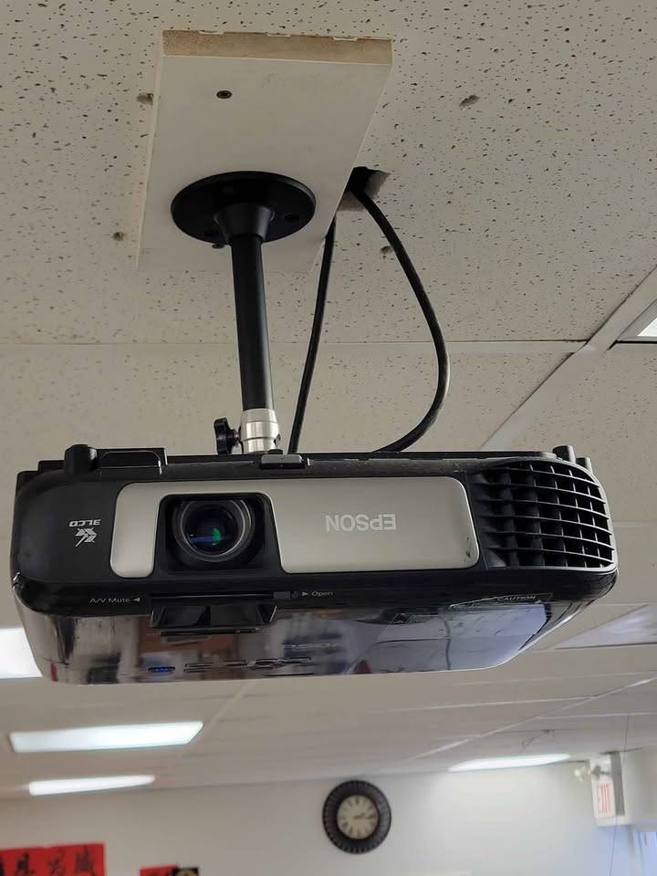 Epson Pro EX7280 WXGA Business Projector + ceiling mount