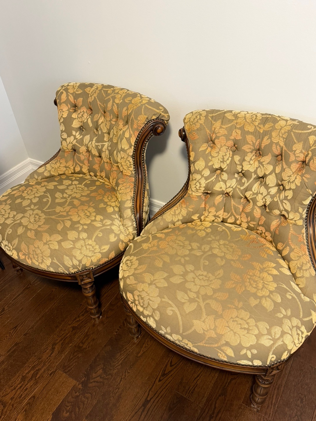 Vintage style upholstered sofa chair - photo 3
