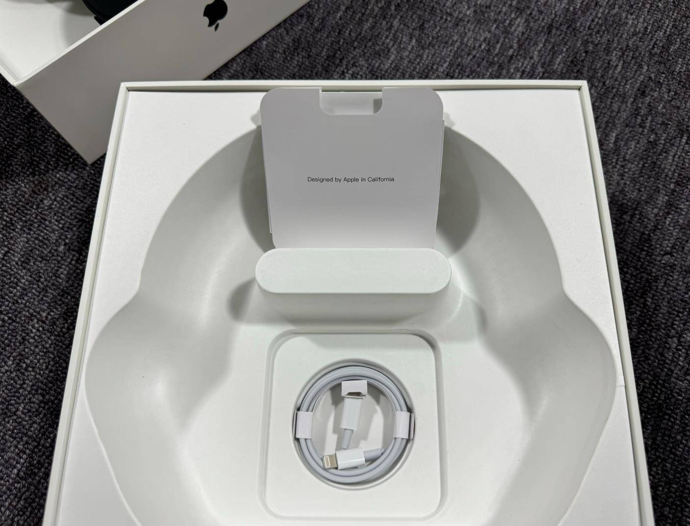 Sealed Black AirPod Max USB-C (Negotiable) - photo 3