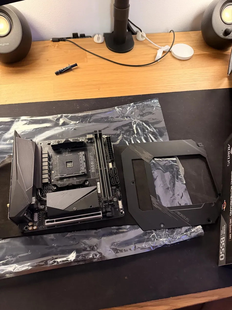 GIGABYTE B550I AORUS PRO AX ITX Motherboard - photo 2
