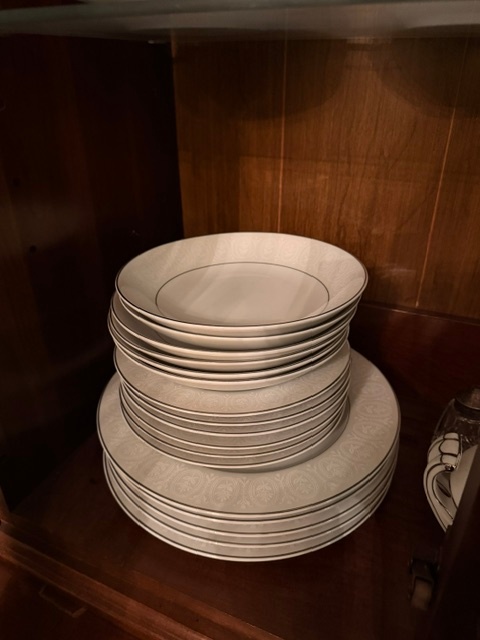 78 Piece China Set - photo 3
