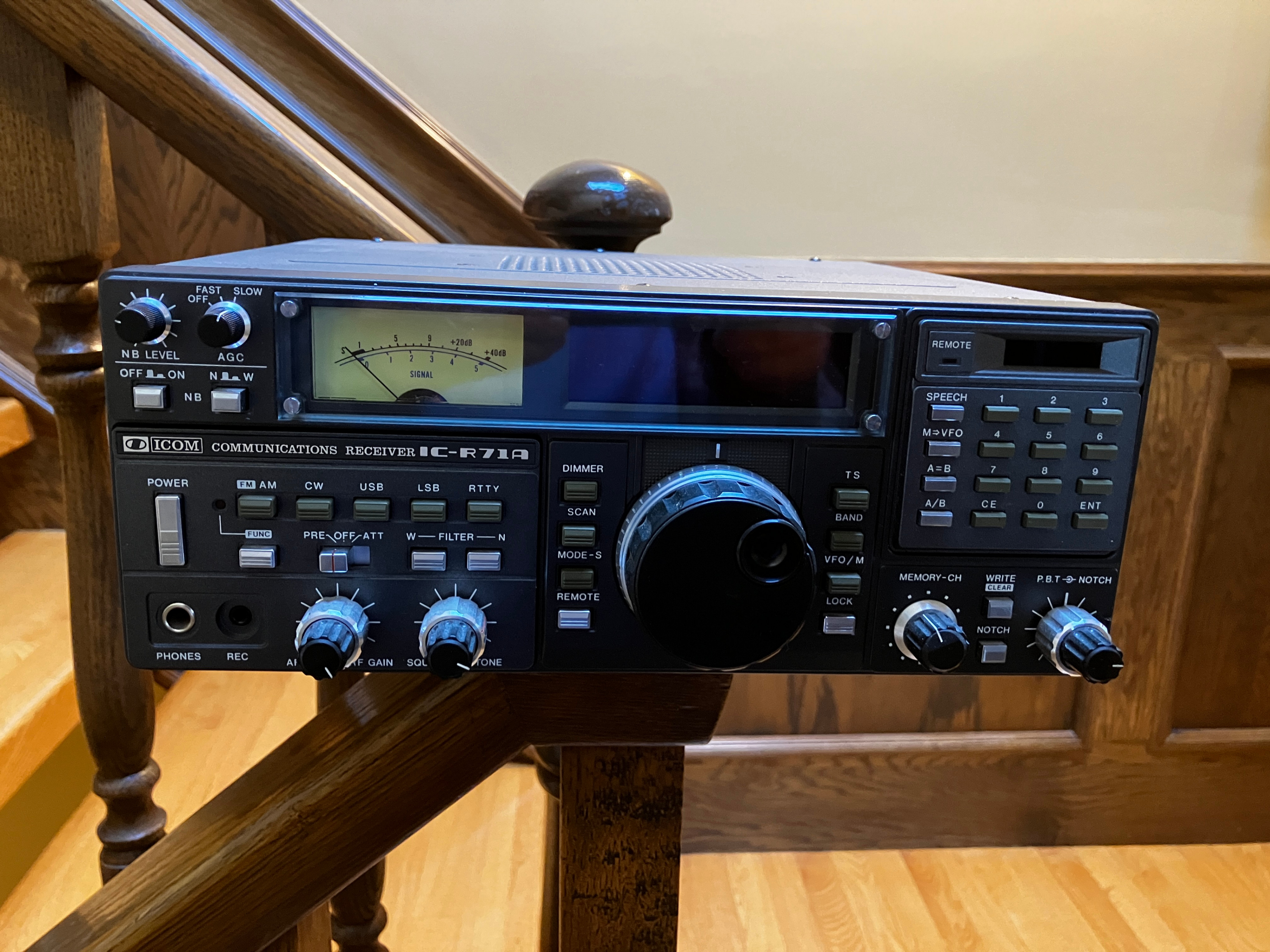 Icom IC-R71A Shortwave Receiver, Antenna Box, & Manual