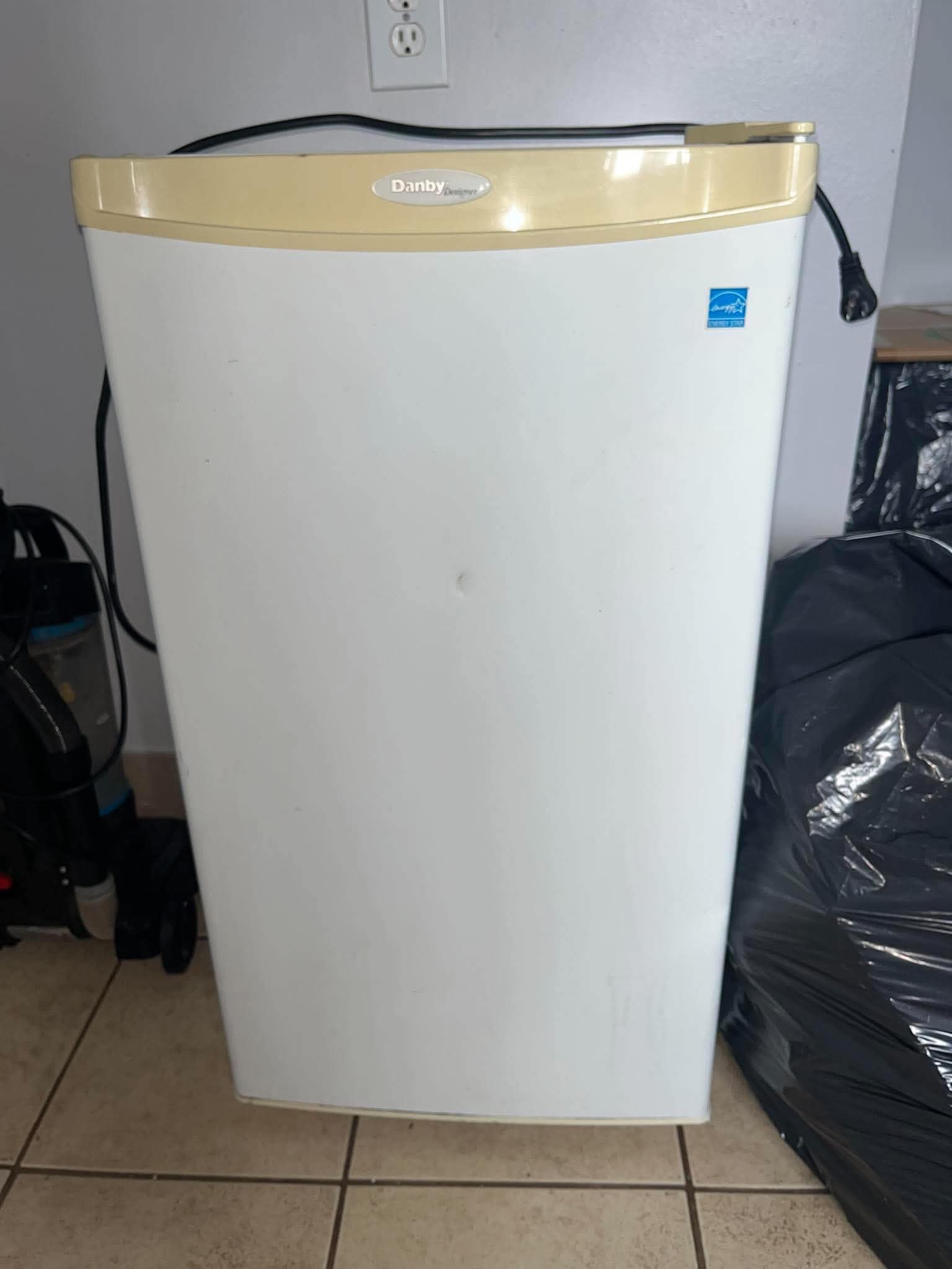 Danby Mini Fridge / Compact Refrigerator – Working