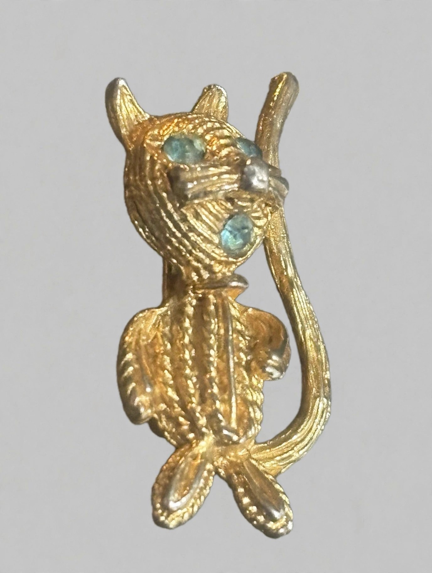 Gold Cat Brooch Blue Rhinestone Eyes Vintage Canada Pin - photo 2