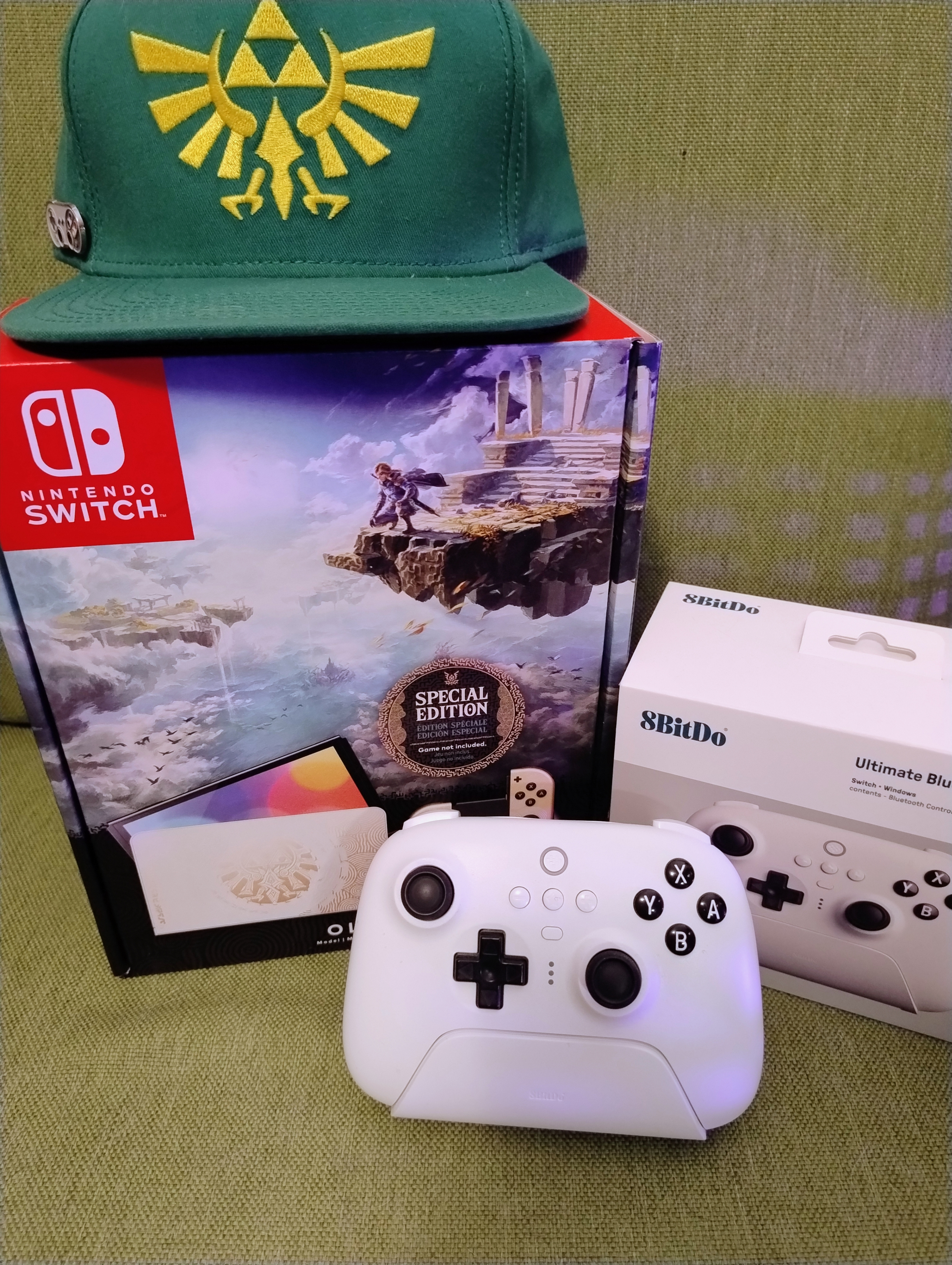 Switch OLED Zelda Edition Bundle + TV $590! - photo 2