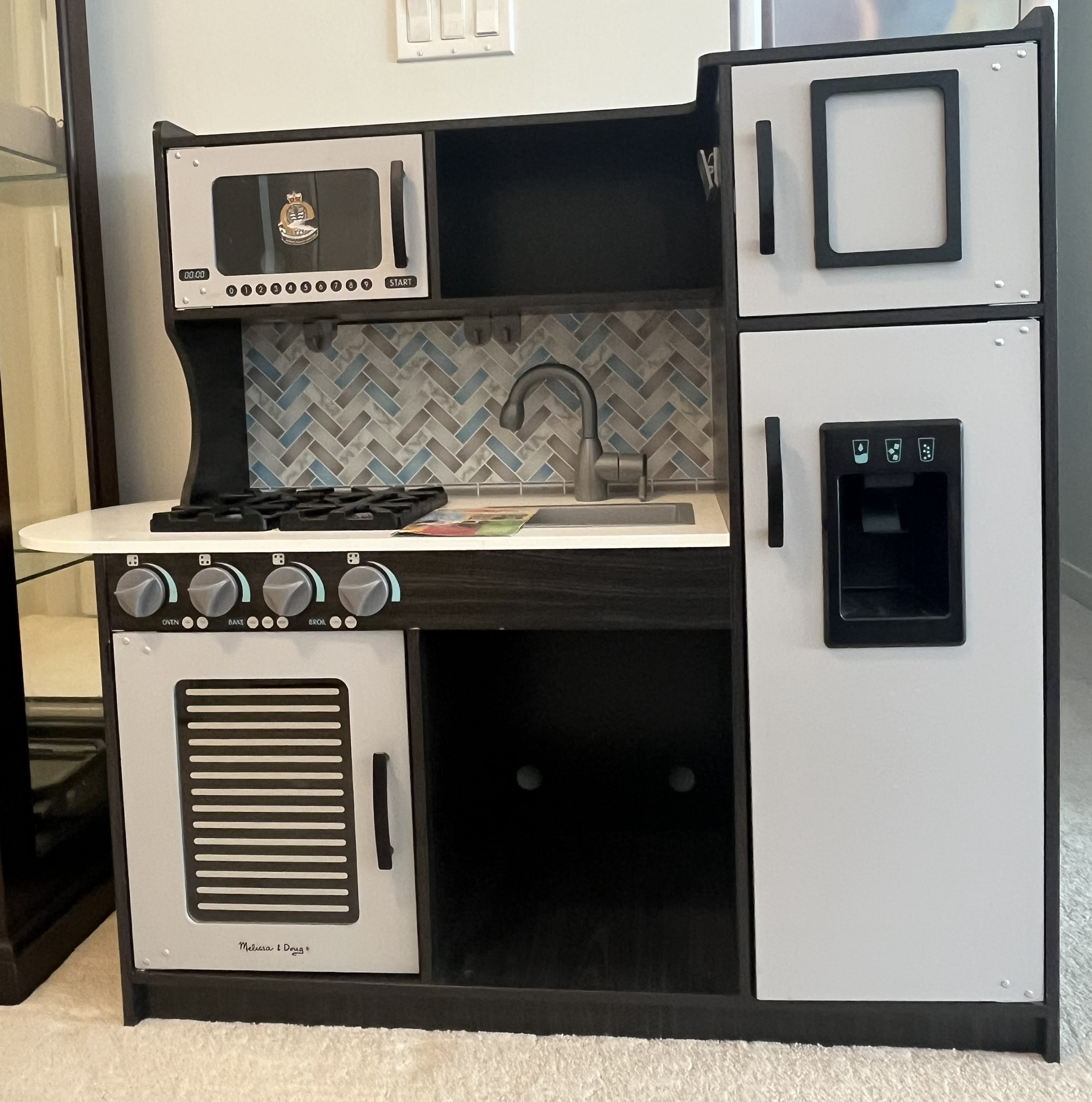 Melissa & Doug Wooden Play Kitchen (Cooking Station) - photo 2