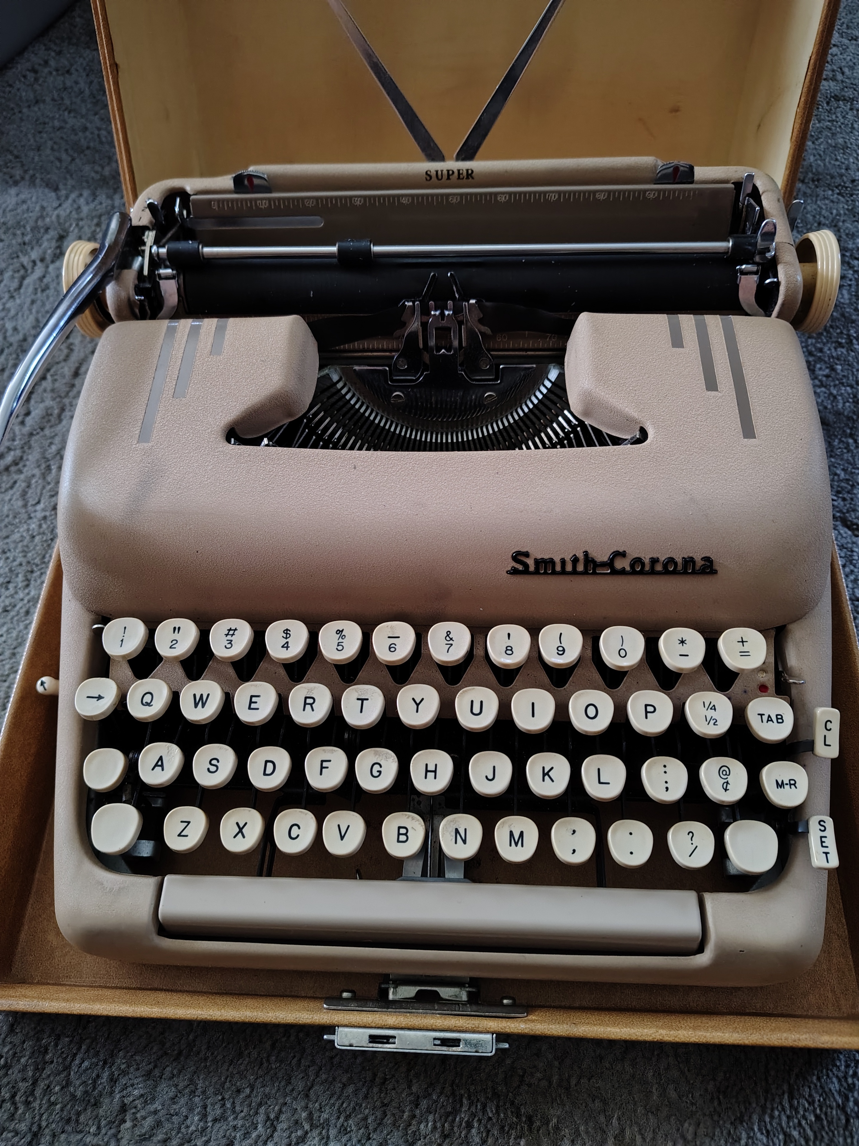 VINTAGE Smith Corona "Super" Manual Typewriter in Case