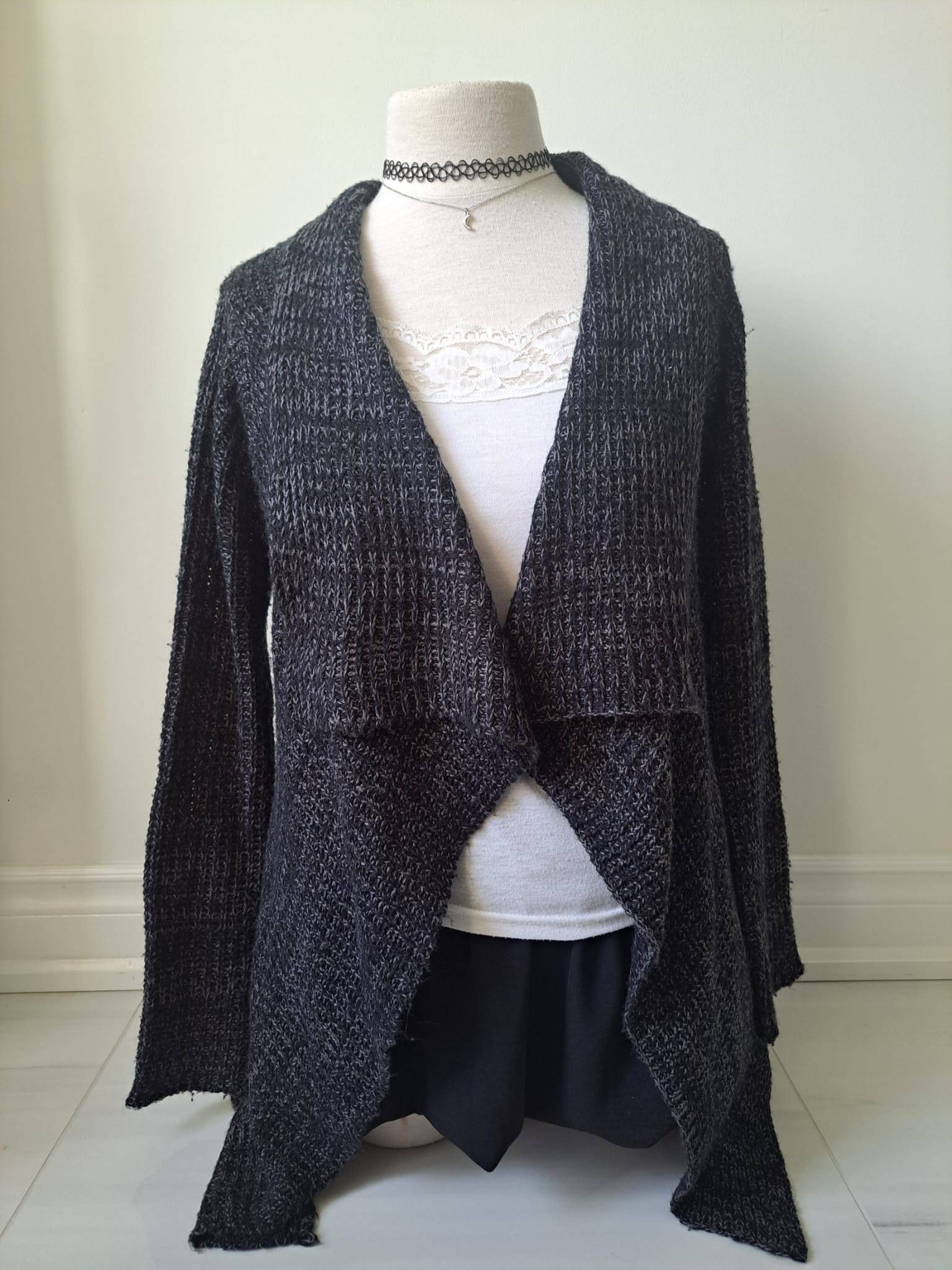 ♟️ Y2K-Inspired Black Textured Knit Draped Cardigan - photo 2
