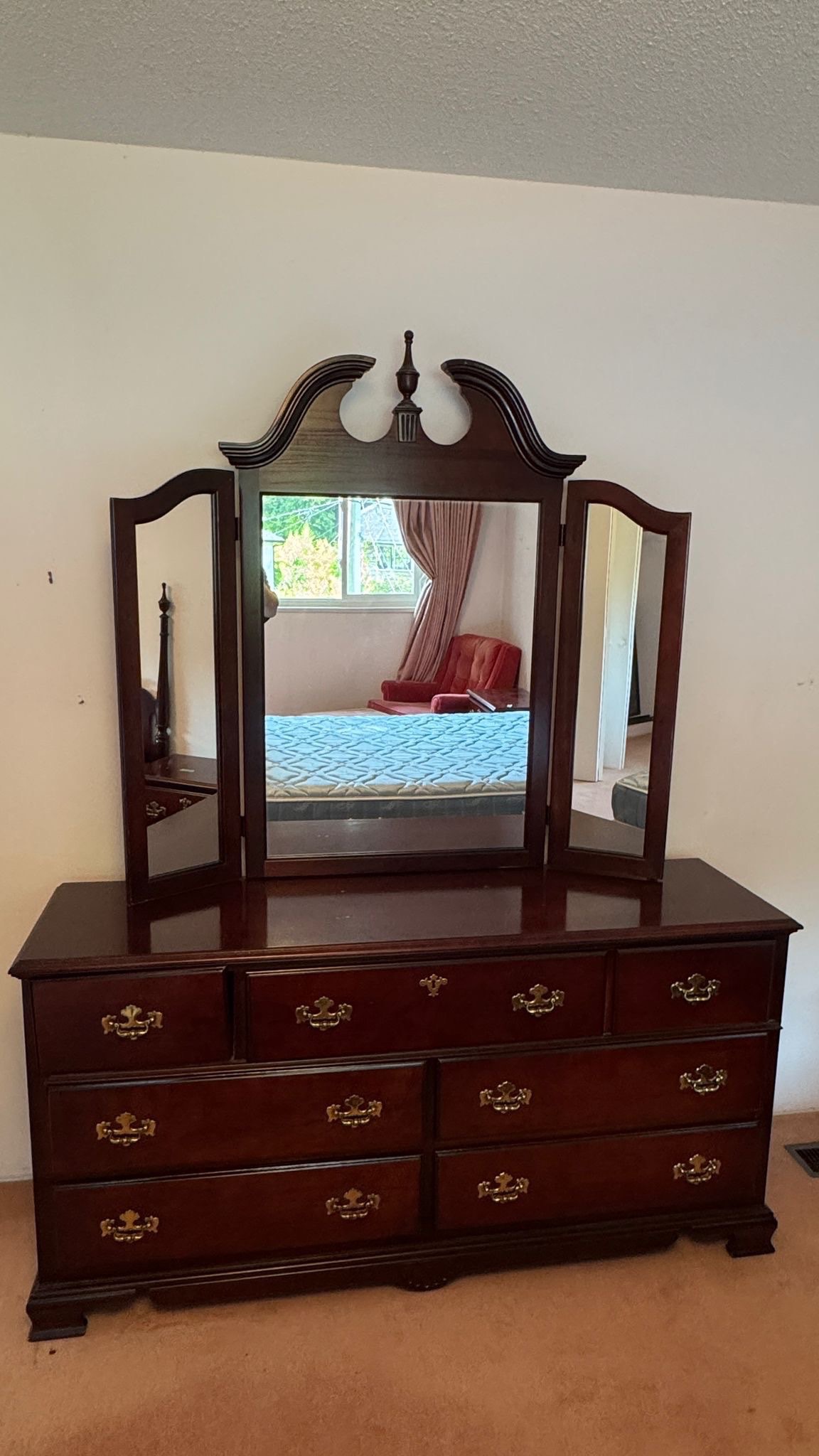 Beautiful Wood Dresser with 3 Mirrors – C$310