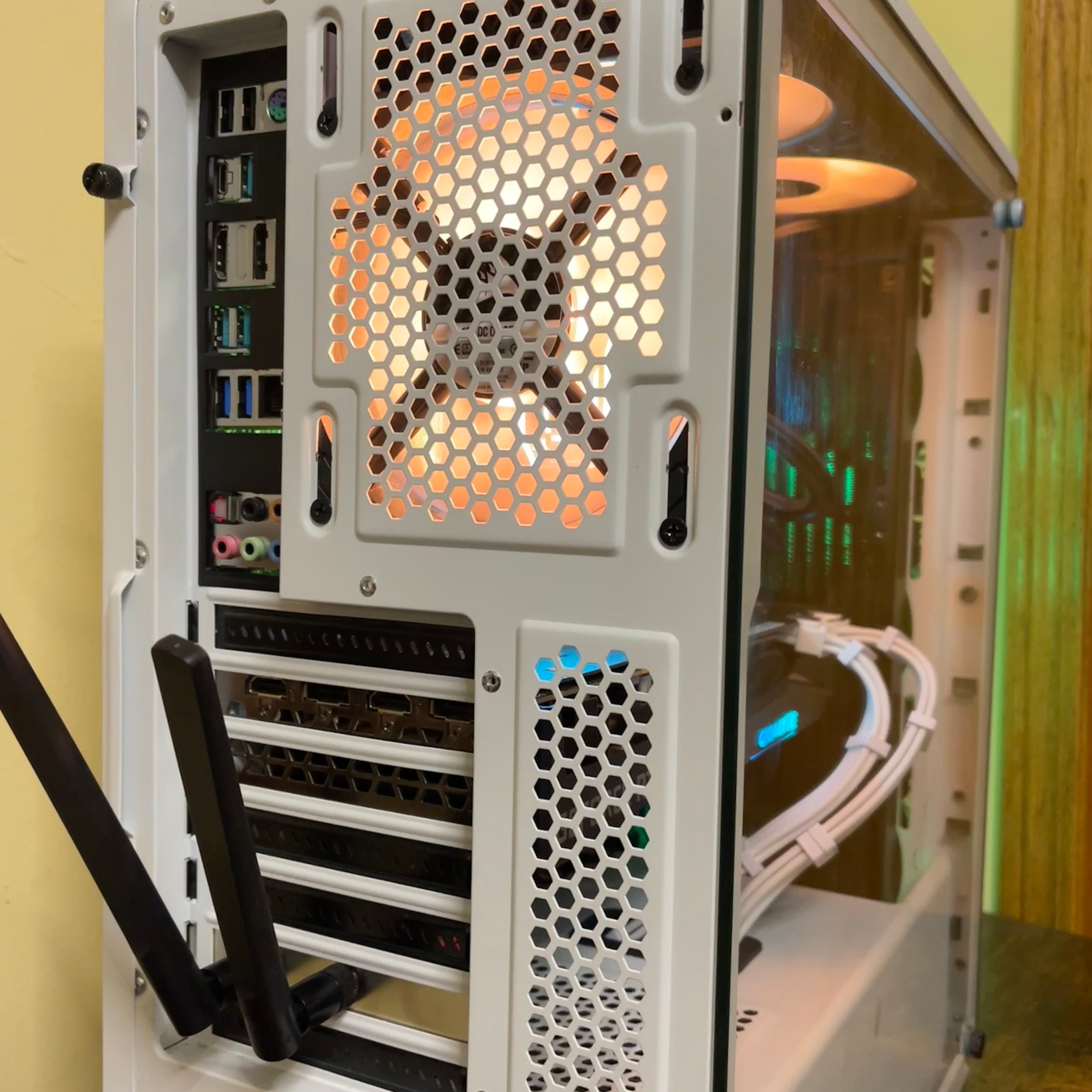 White Gaming PC RTX 3070 i7-9700K Wifi SSD - photo 2
