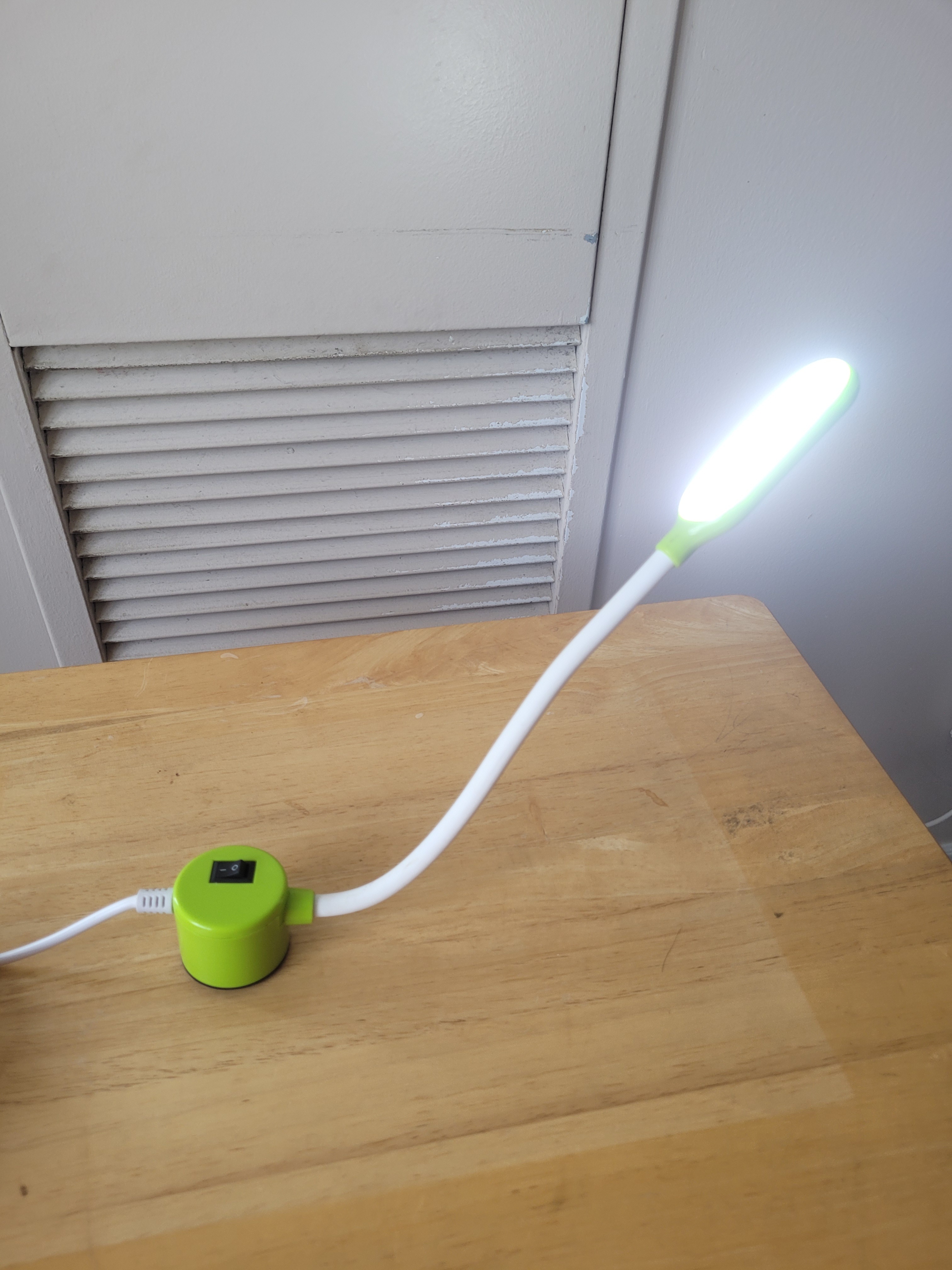 Flexible LED Work Light / Desk Lamp with Magnetic Base - photo 3