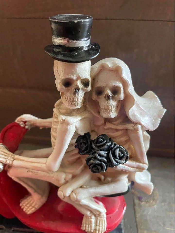 NEW - resin Skeleton couple riding a moped - photo 2