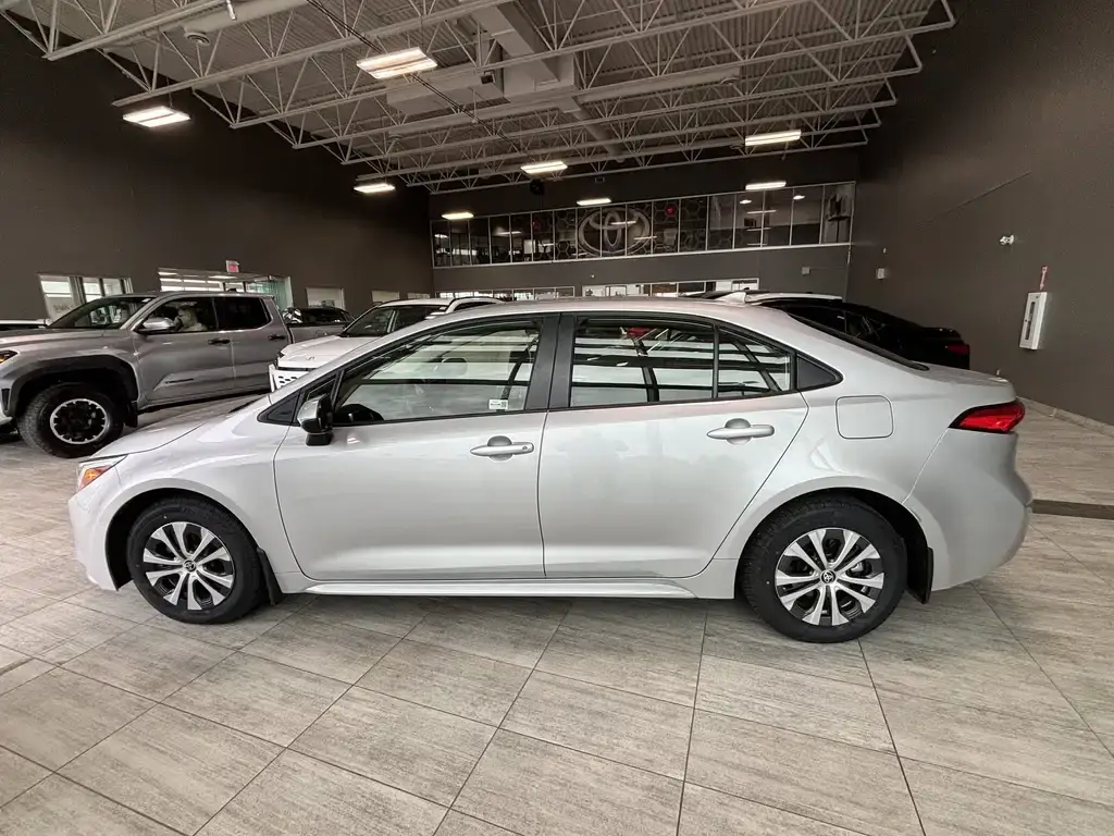 2025 Toyota Corolla Hybrid - photo 2