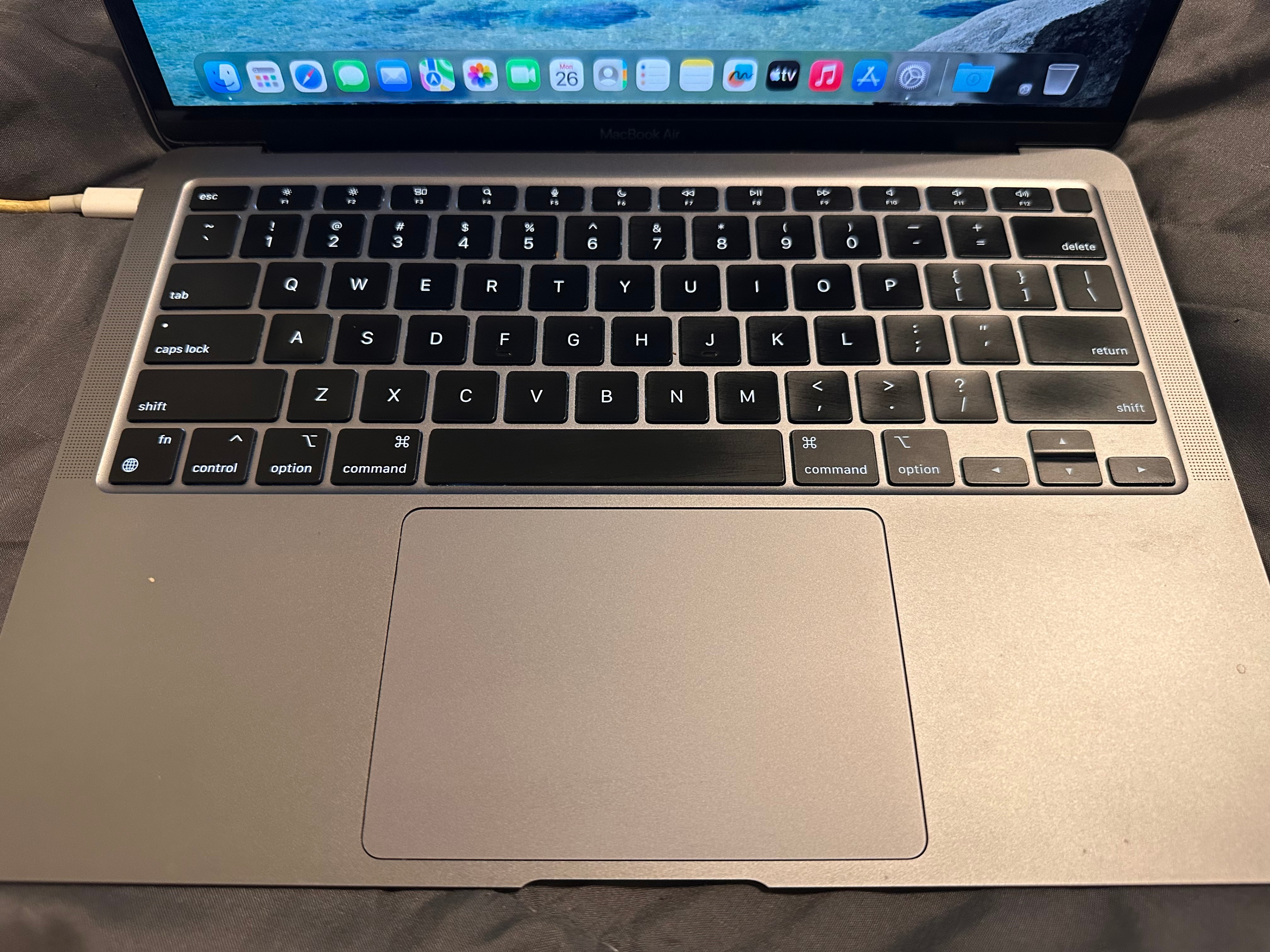 MacBook Air M1 (2020) – 13", 8GB RAM, 256GB SSD – Space Gray - photo 5