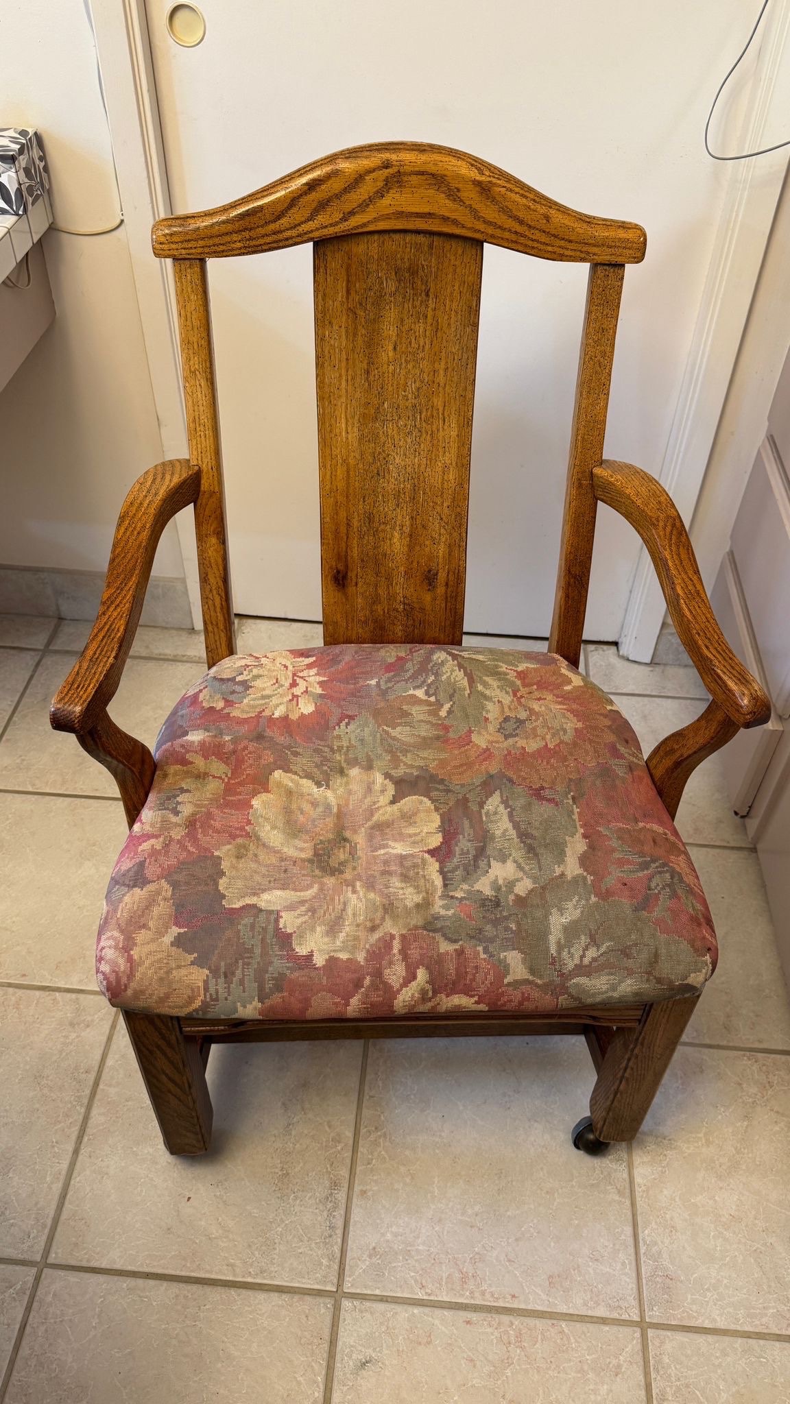 Set of 4 Comfortable Wood Chairs with Wheels – C$300 - photo 4