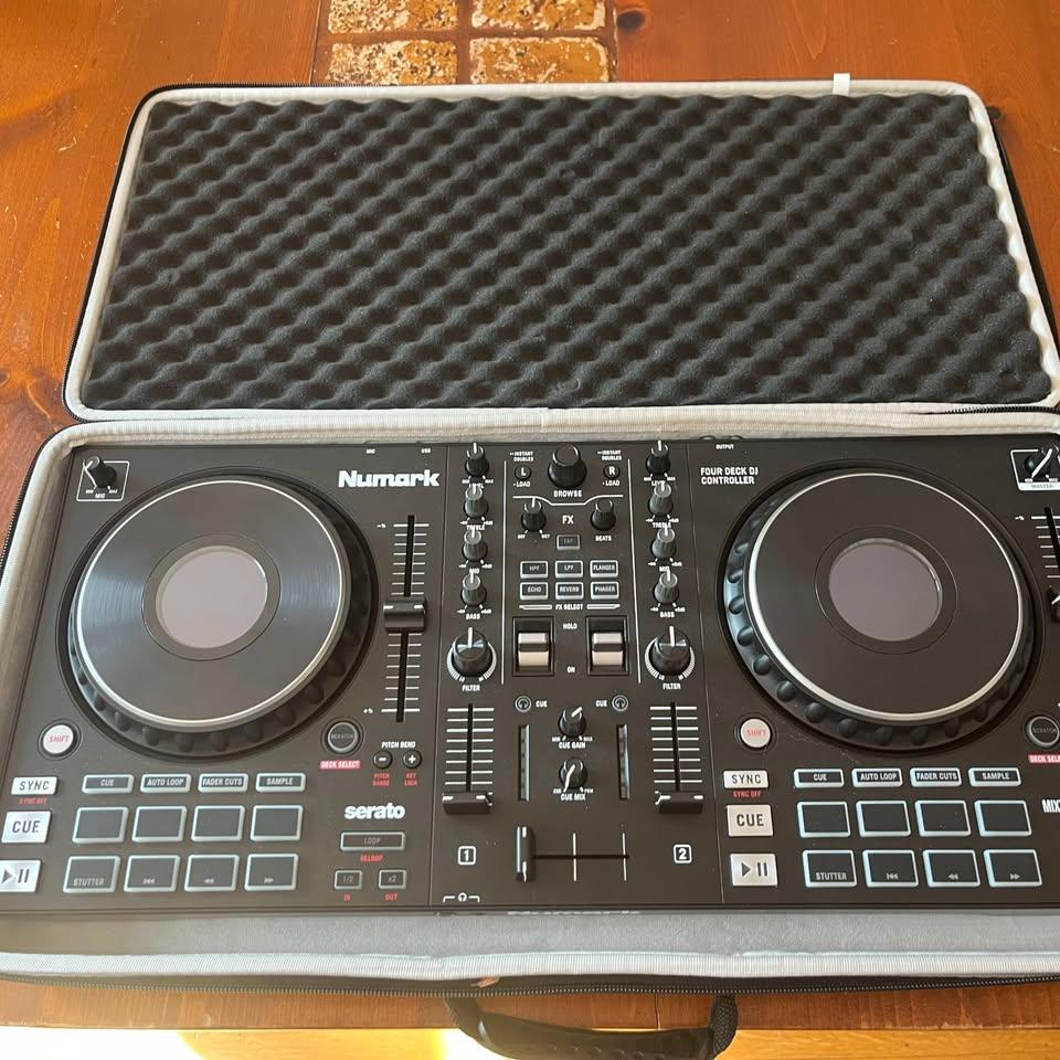 Numark Mixtrack Platinum FX DJ Controller