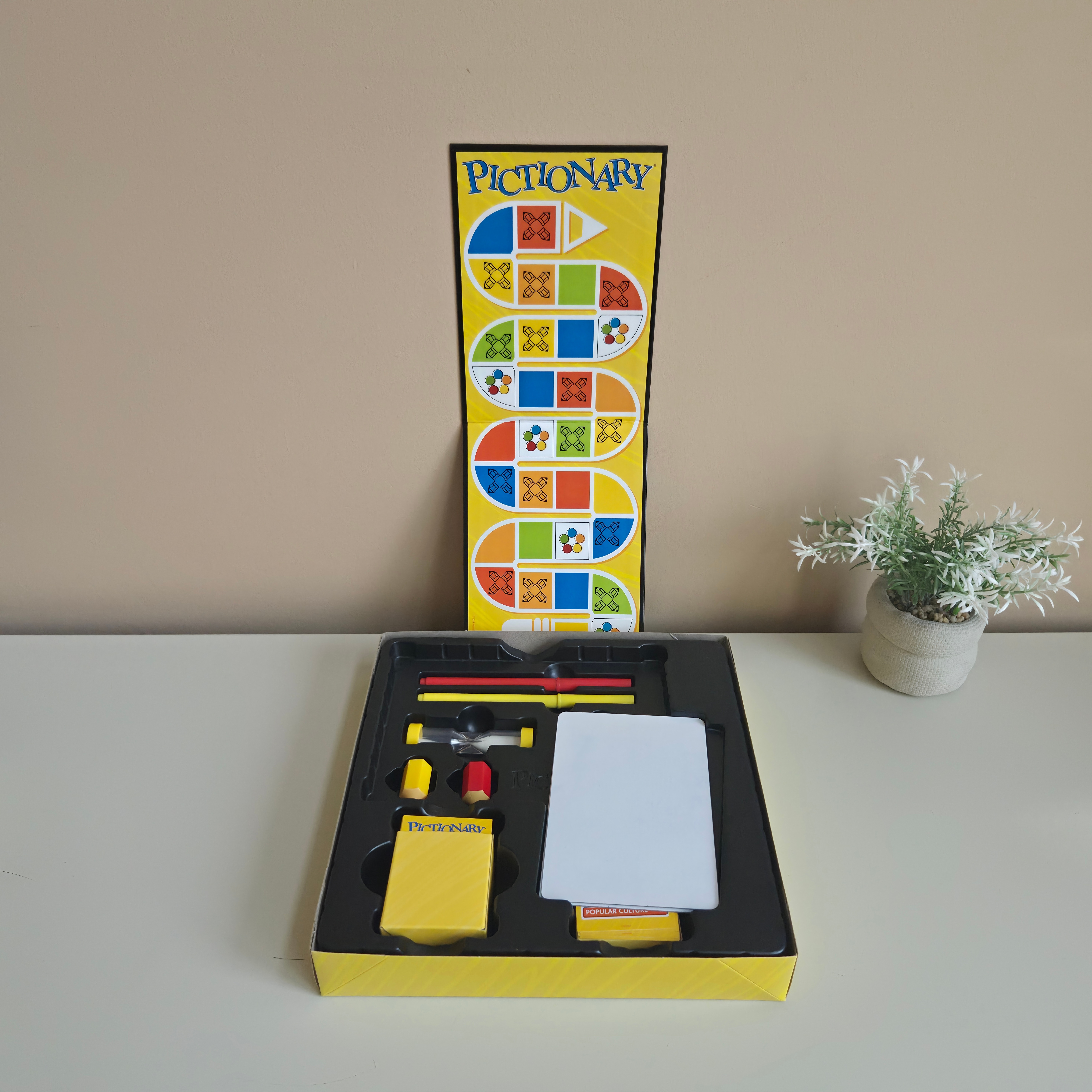 Pictionary - Funny Family Board Game - Like New! 🎲 - photo 3