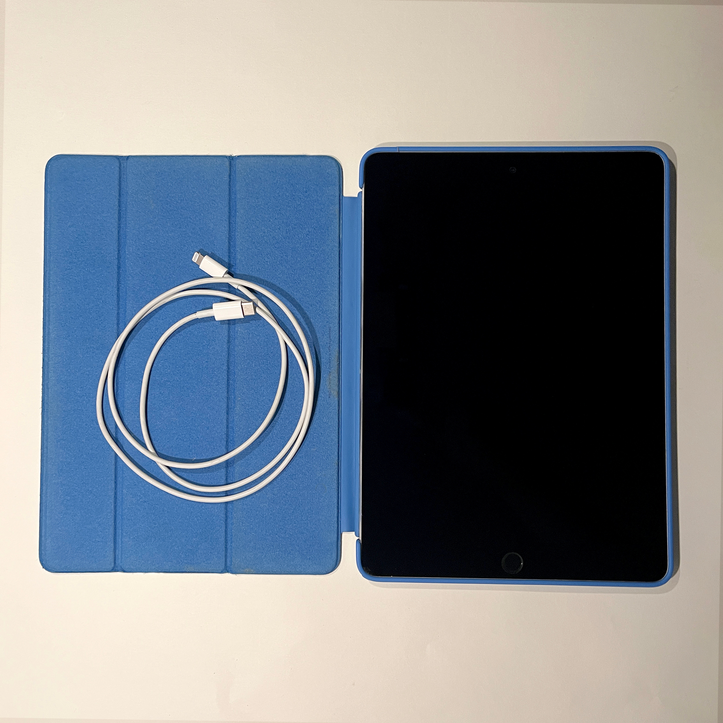 Apple iPad 3rd Gen (9.7" Retina, 32GB, Wi-Fi) with Case & Cable