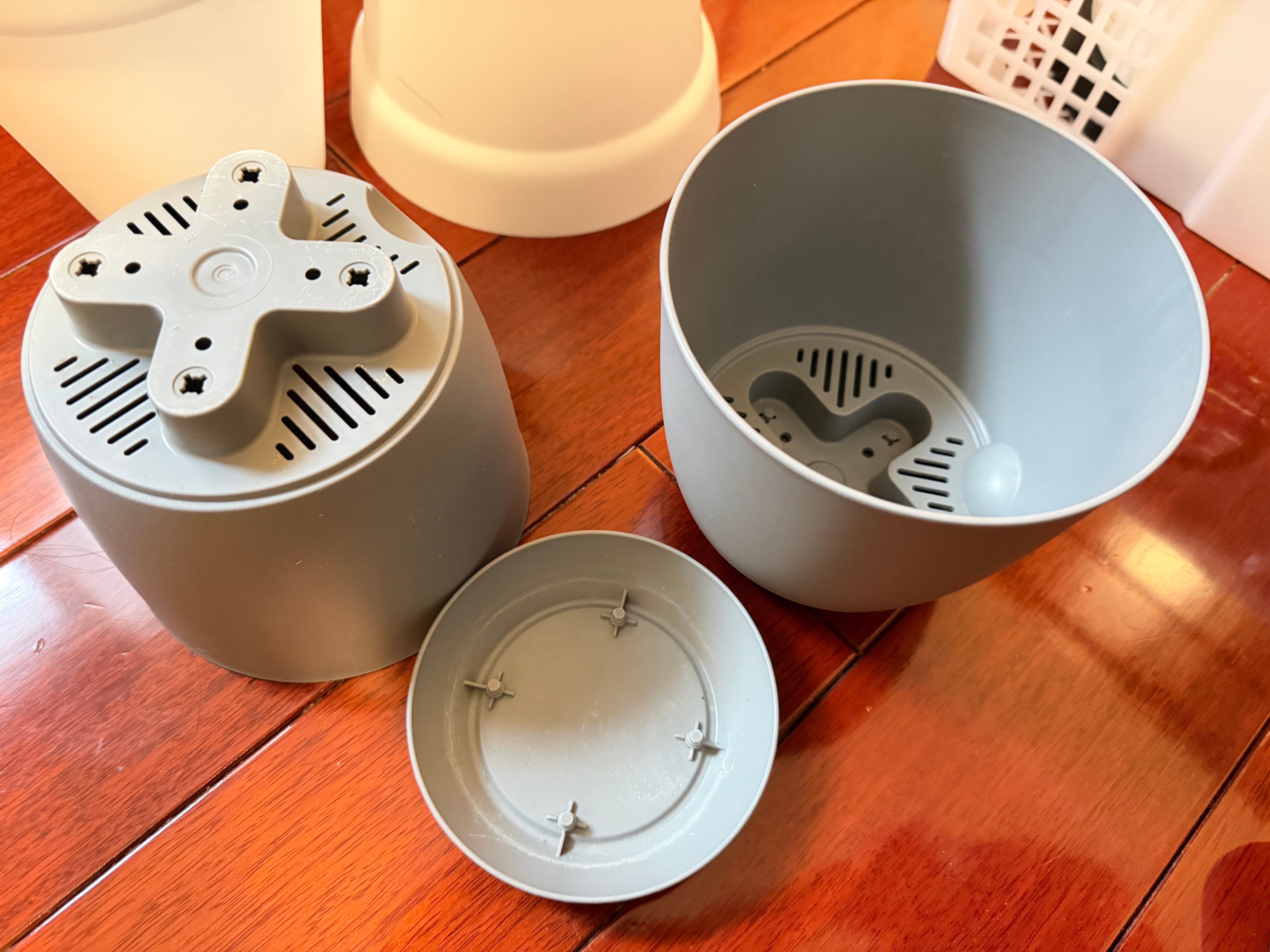 Set of 4 Plastic Plant Pots with Drainage – Grey & White - photo 2