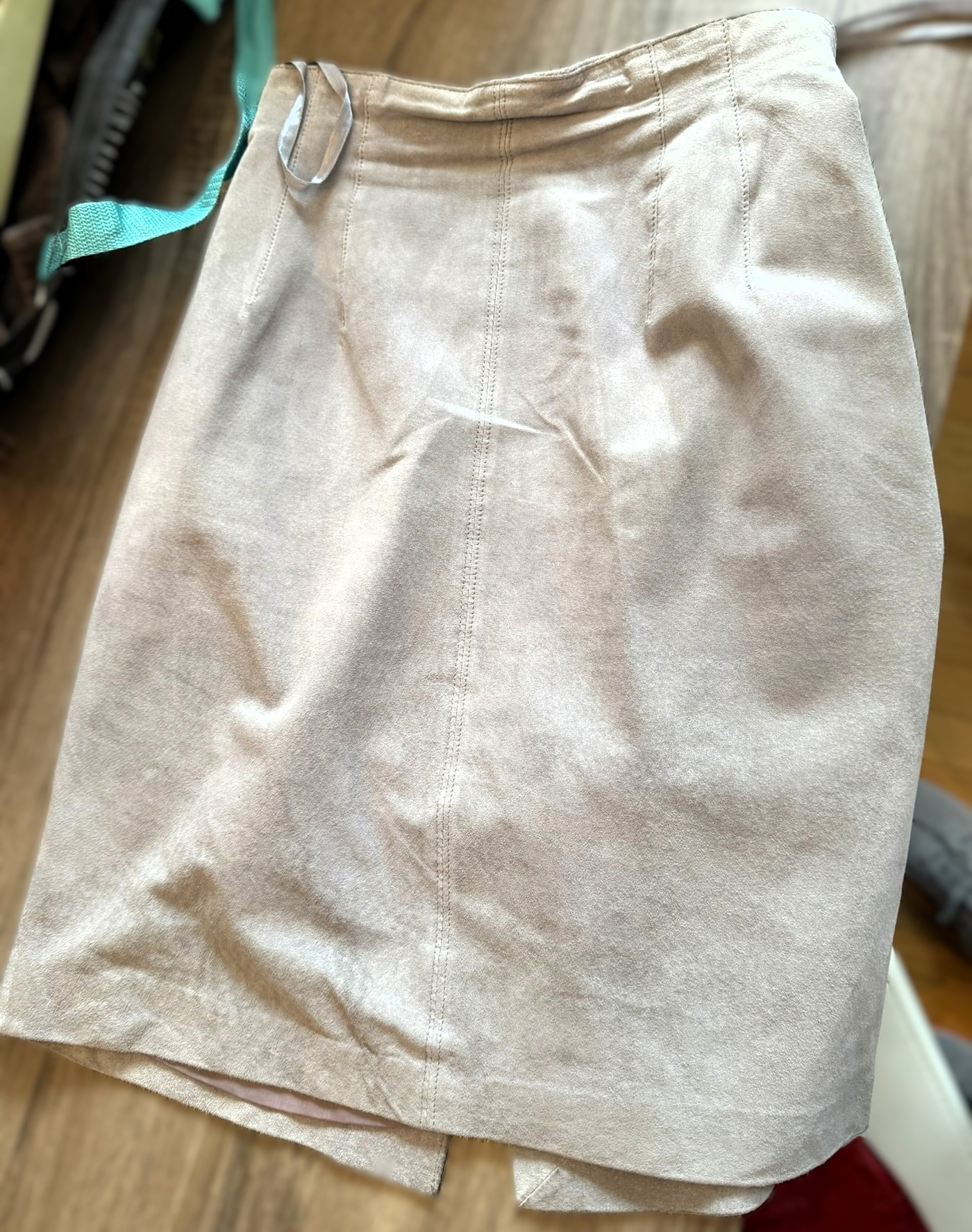Vintage 80s Beige Suede Pencil Skirt / Jupe vintage en suède