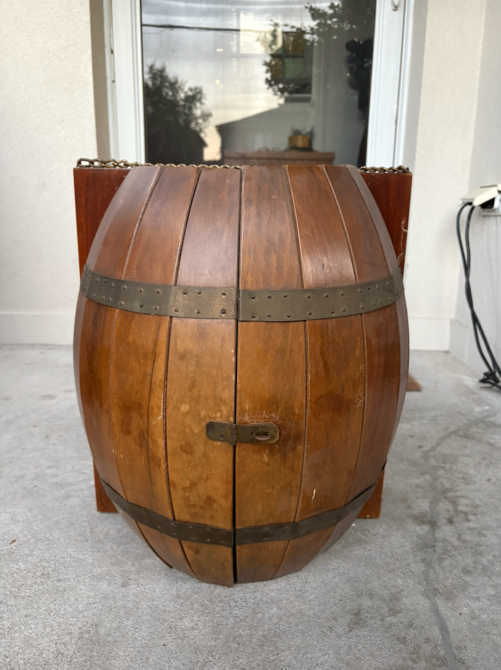 Barrel-shaped liquor cabinet / cupboard