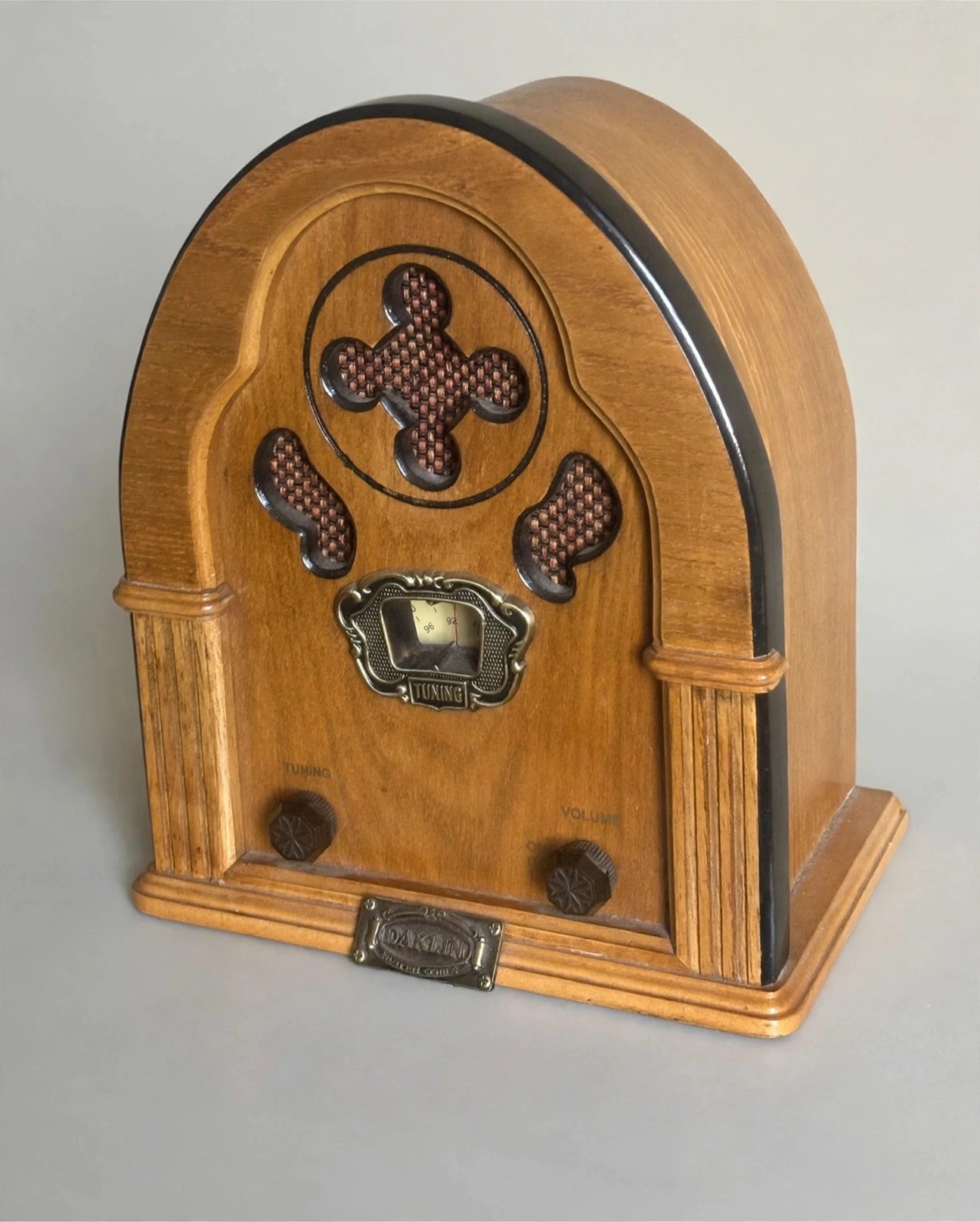 Daklin Museum Series 49053 Vintage-Style Cathedral Radio Wood