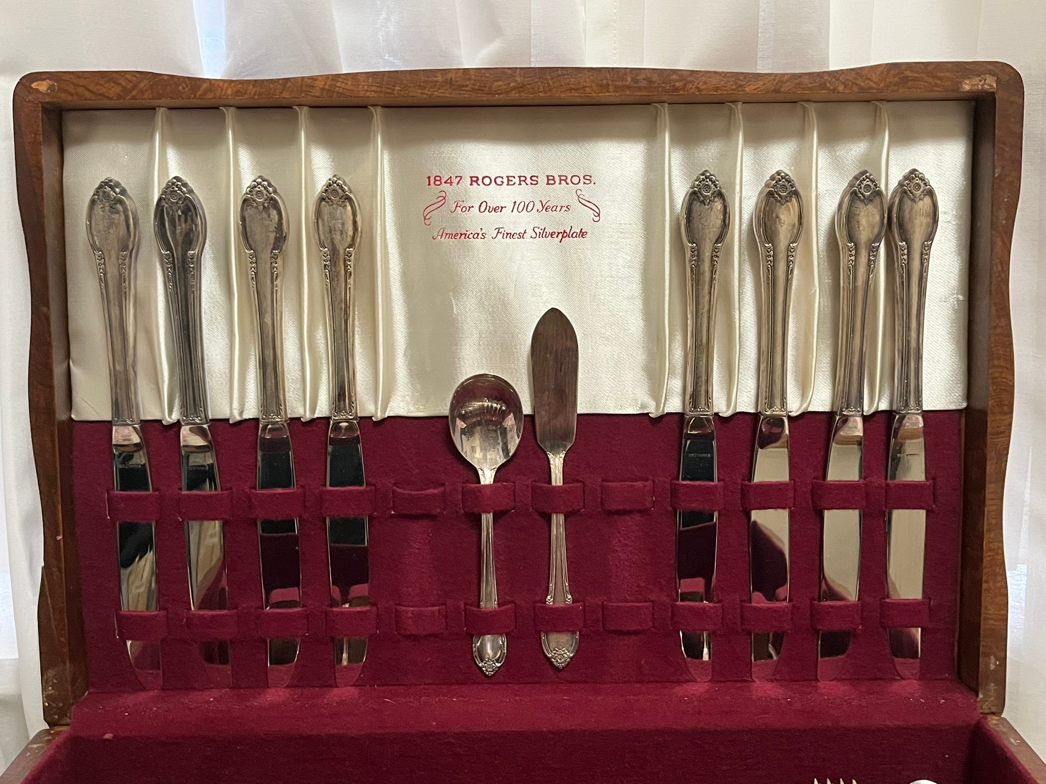 1847 Rogers Bros. Silverplate Flatware Set (with Original Case) - photo 2