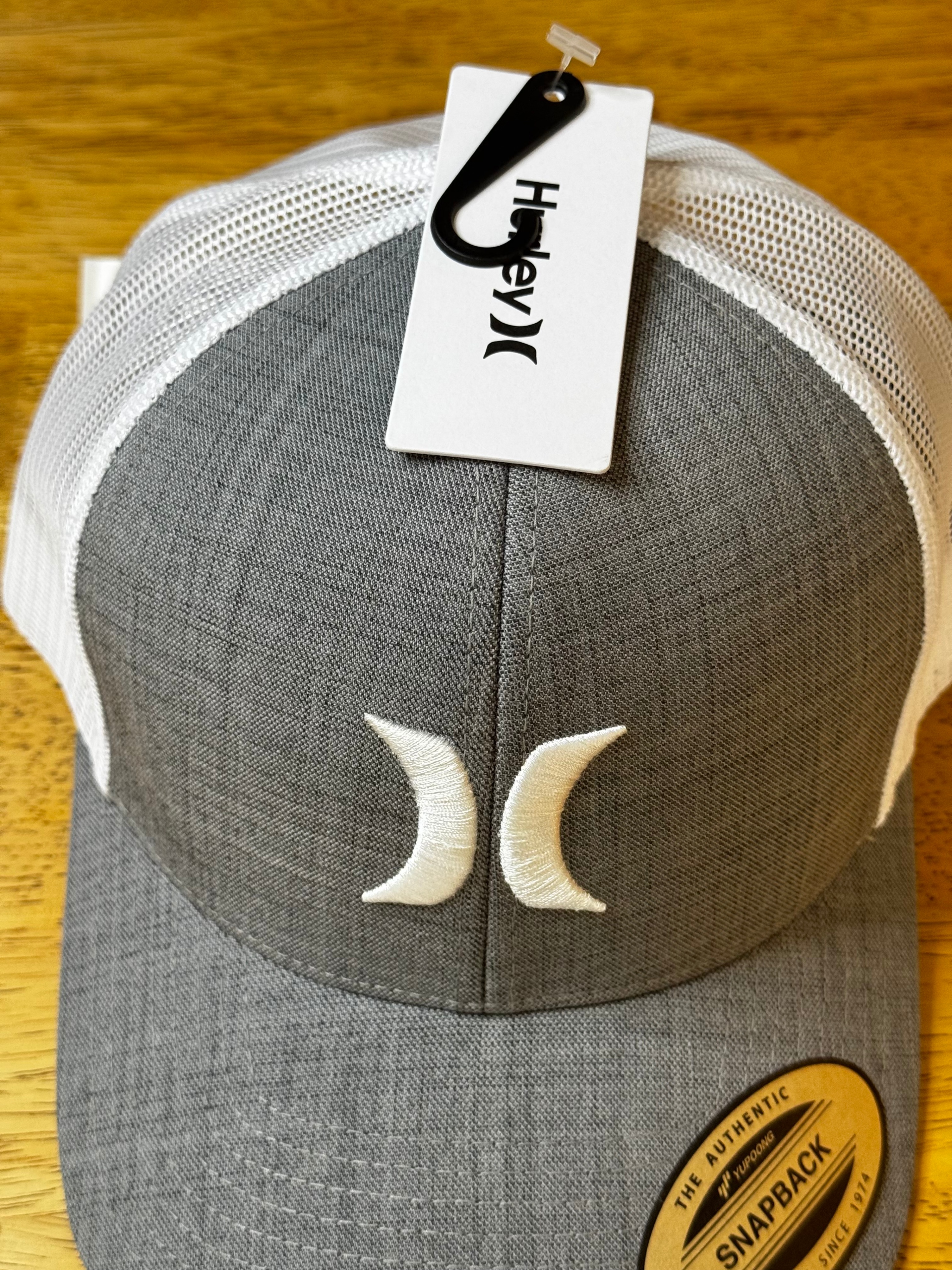 Hurley snapback trucker cap – brand new - photo 2