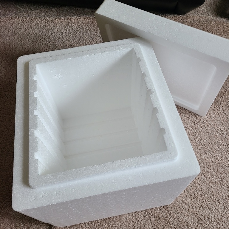 Generic polystyrene (EPS) cooler with cardboard box