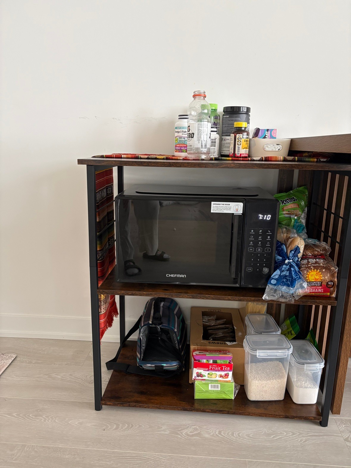 Chefman Microwave 0.9 cu ft 900W - Like New
