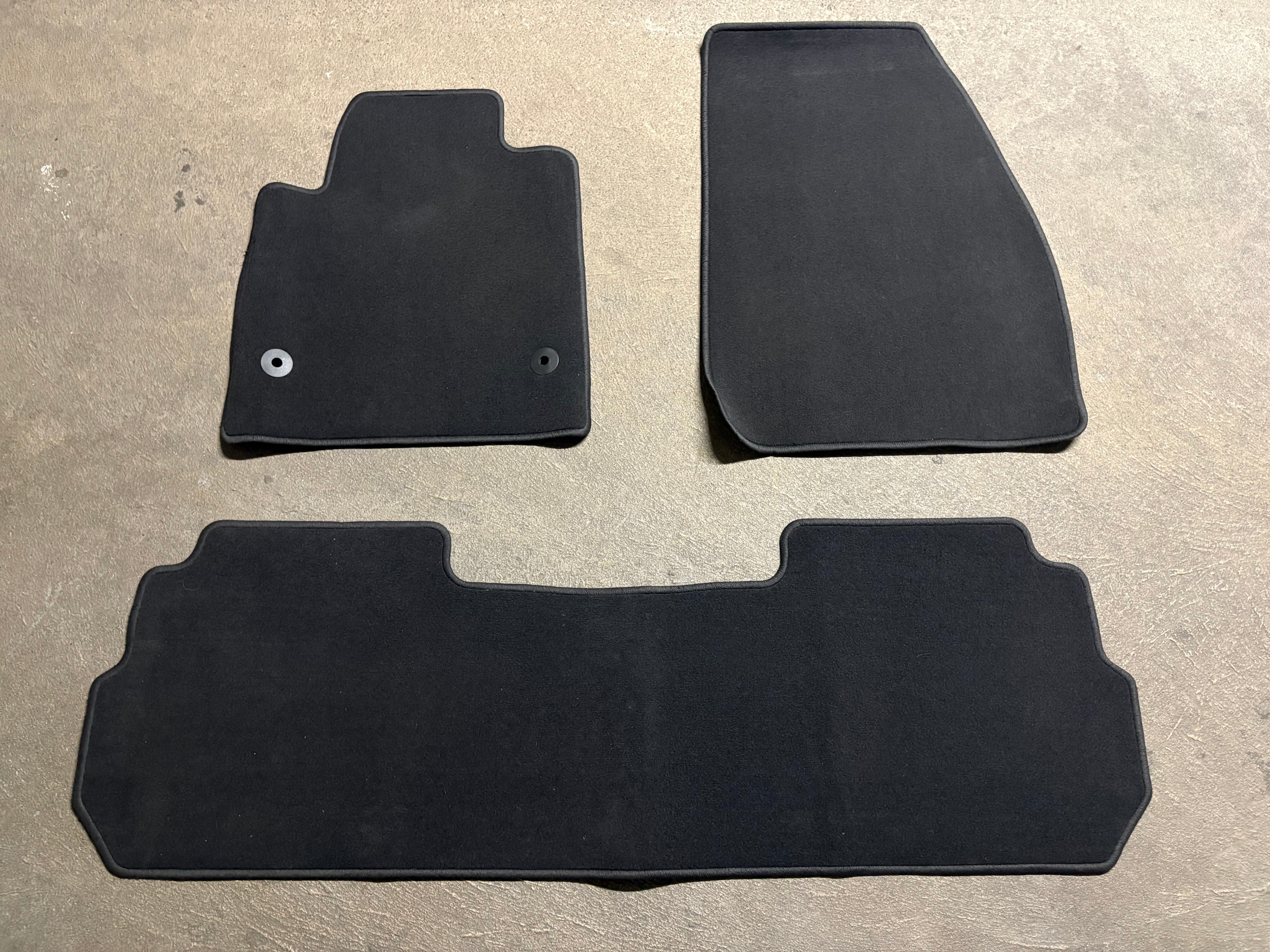 Cadillac XT5 OEM Bundle – Carpet Mats, Cargo Shade & New Filters