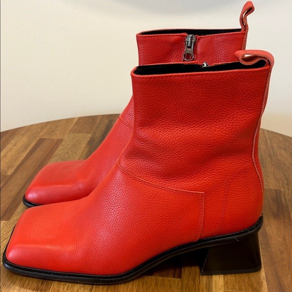 L’intervalle Red Leather Zip Up Heeled Boot LIKE NEW - photo 2