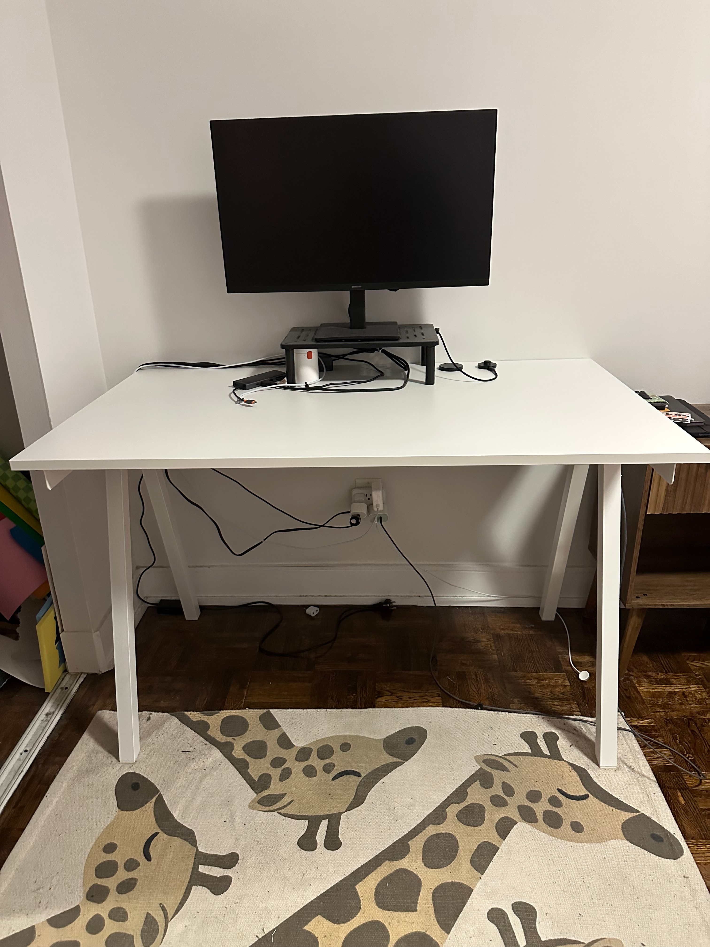 White Desk Trotten