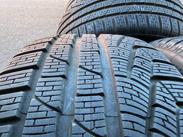 SET of 255/40/19 Pirelli Sottozero Winter 240 Series II Like New - photo 3