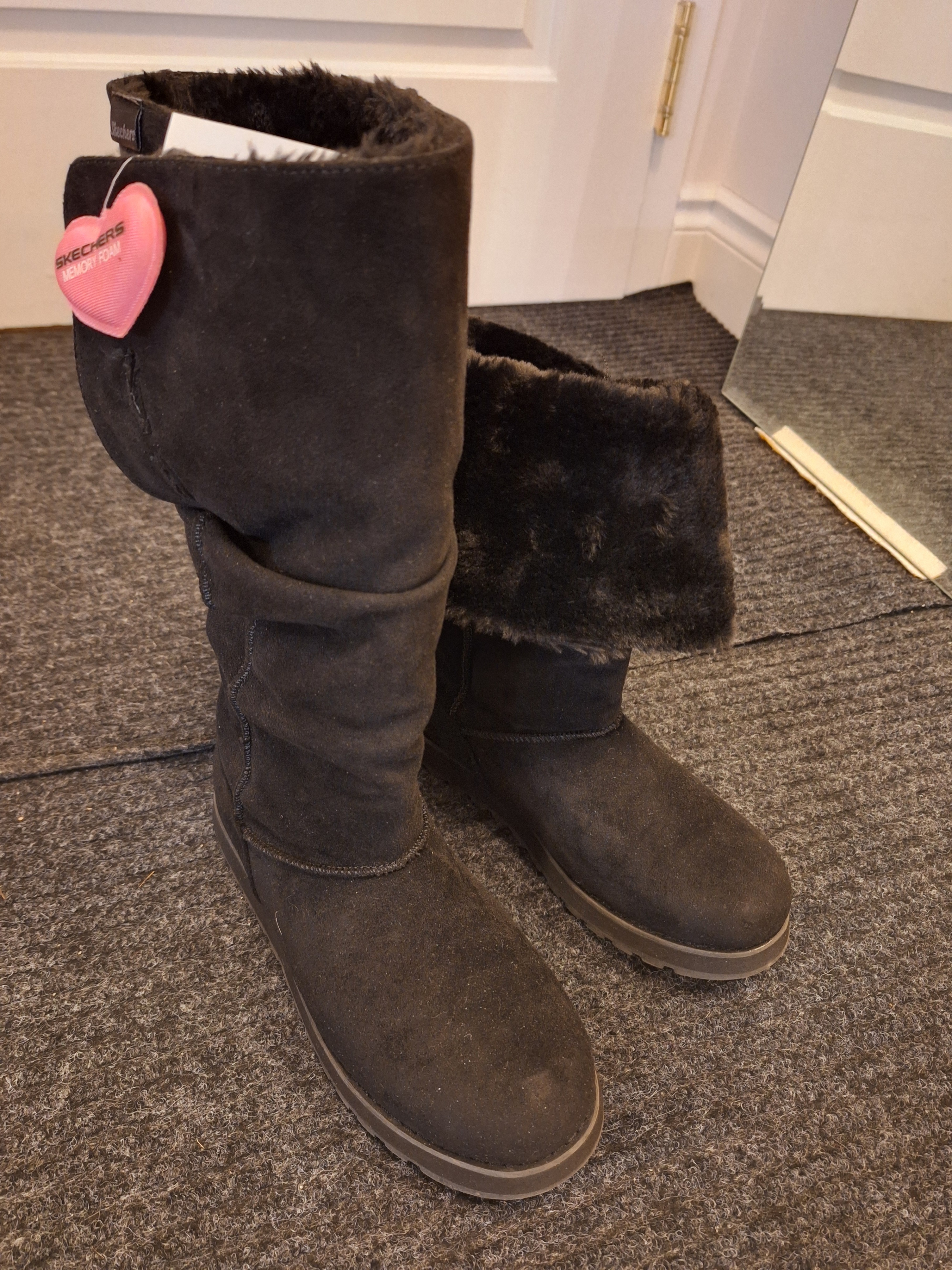 Brand new Skechers Women’s Keepsakes-Brrrr Boot
