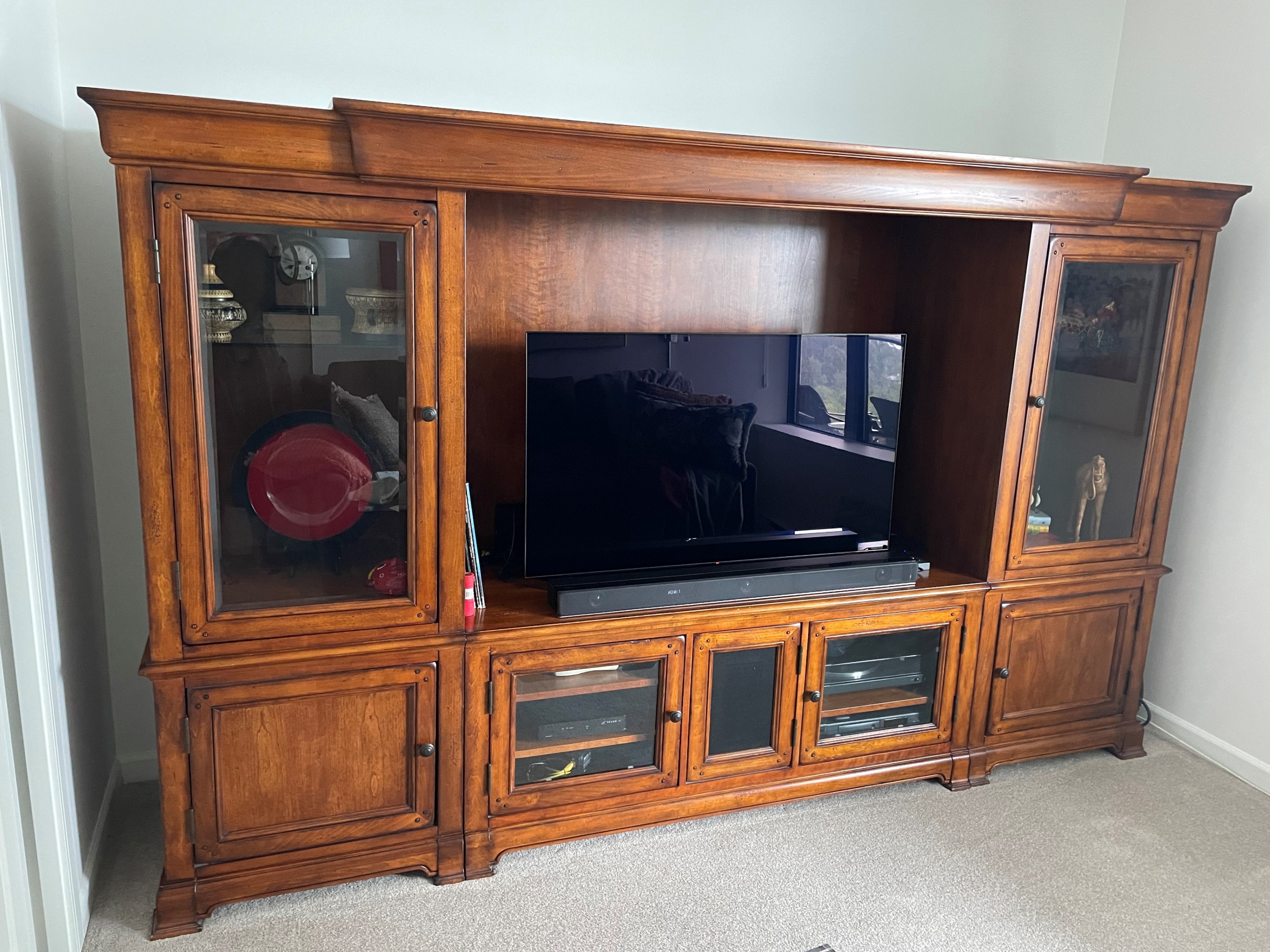 Beautiful Solid Oak Entertainment/Media Centre