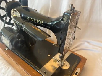 Vintage Singer Sewing Machine with Case - photo 2