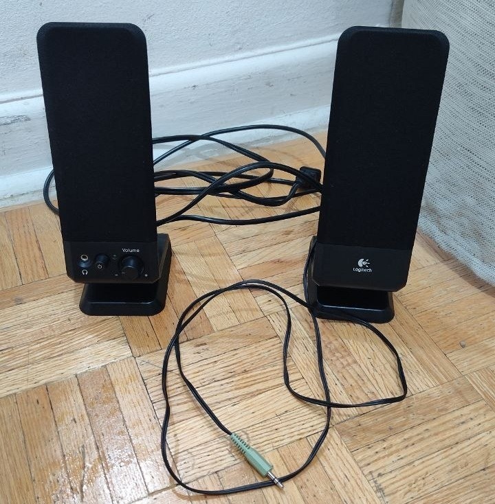 Logitech R-10 Multimedia PC Speakers 2.0 Channel with Headphone