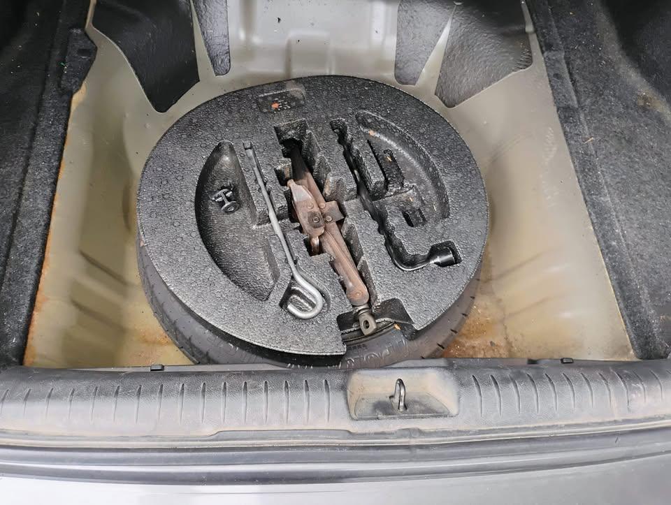 2010 Honda Civic 1.8L 4Cyl Automatic Grey on Grey 4Dr. - photo 4